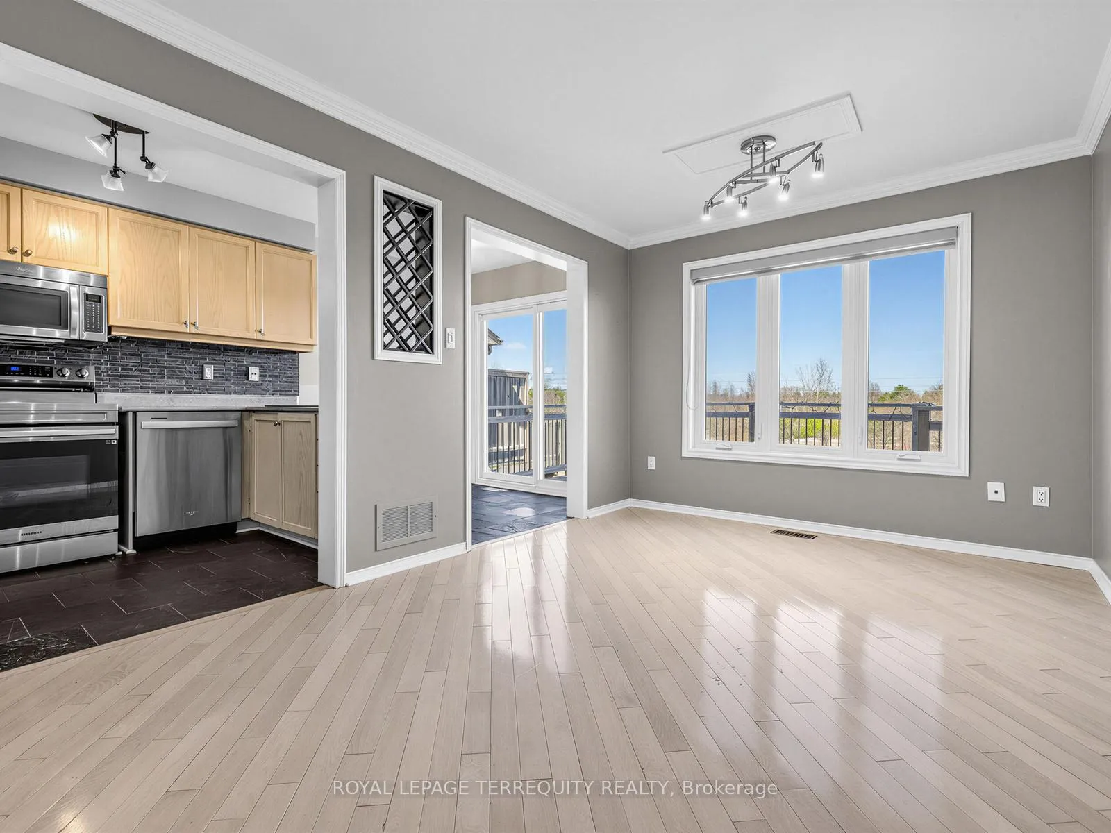 Photo 9 of 284 Pinnacle Trail, Aurora, Bayview Wellington — HOMEH
