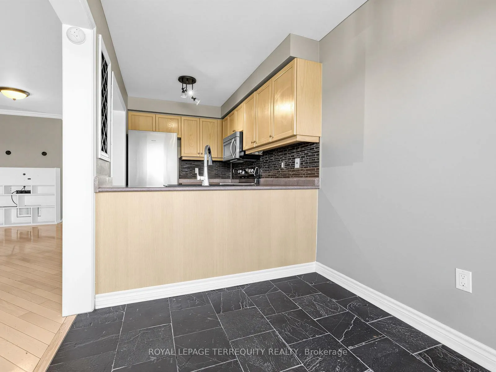 Photo 13 of 284 Pinnacle Trail, Aurora, Bayview Wellington — HOMEH