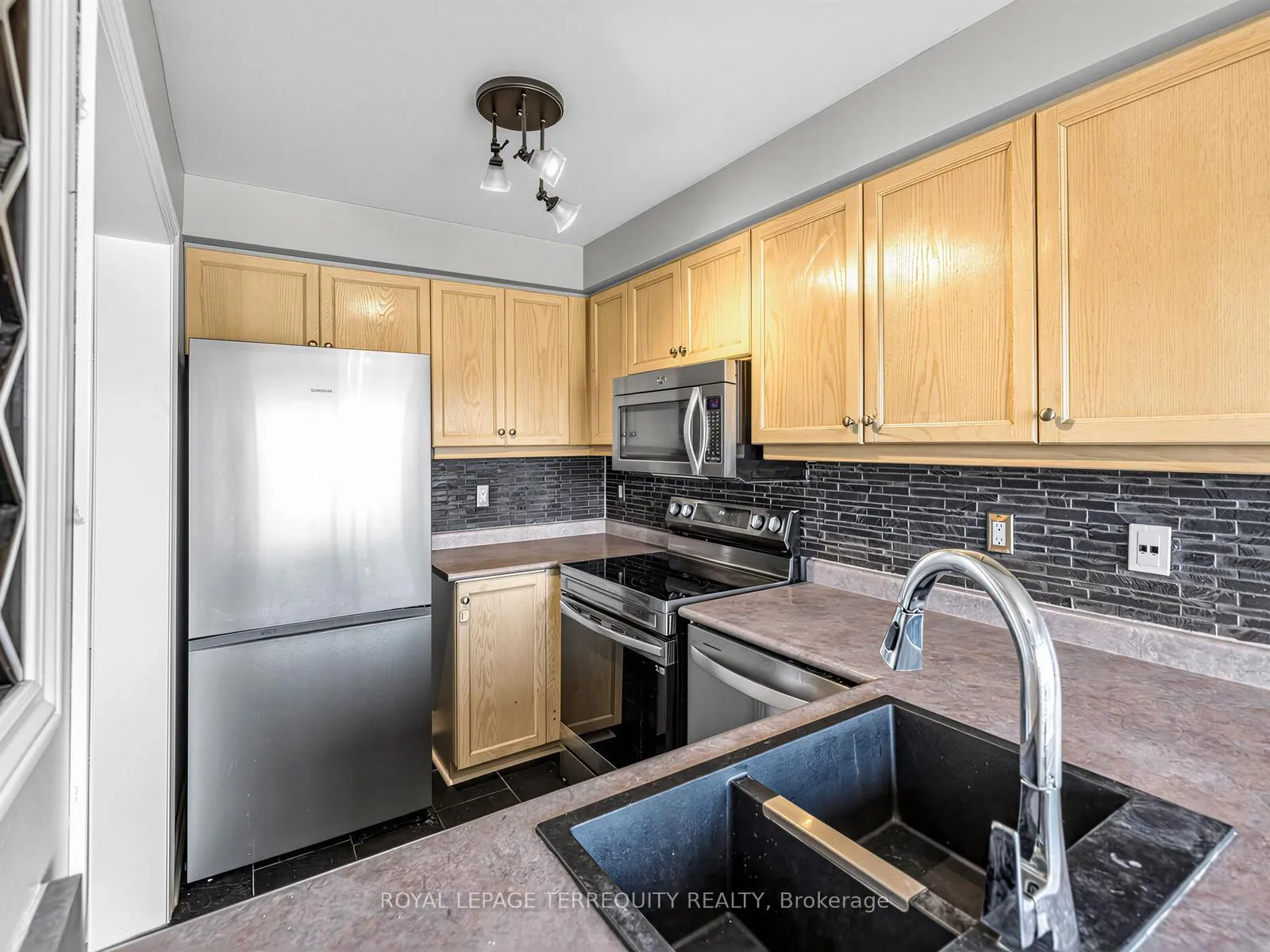 Photo 14 of 284 Pinnacle Trail, Aurora, Bayview Wellington — HOMEH
