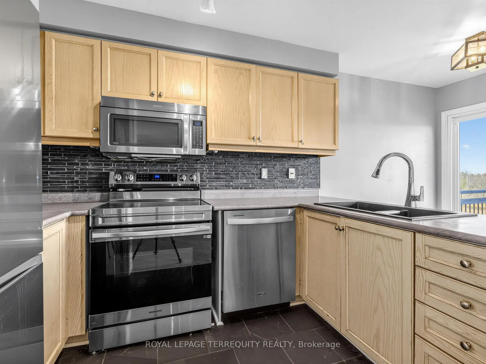 Photo 16 of 284 Pinnacle Trail, Aurora, Bayview Wellington — HOMEH