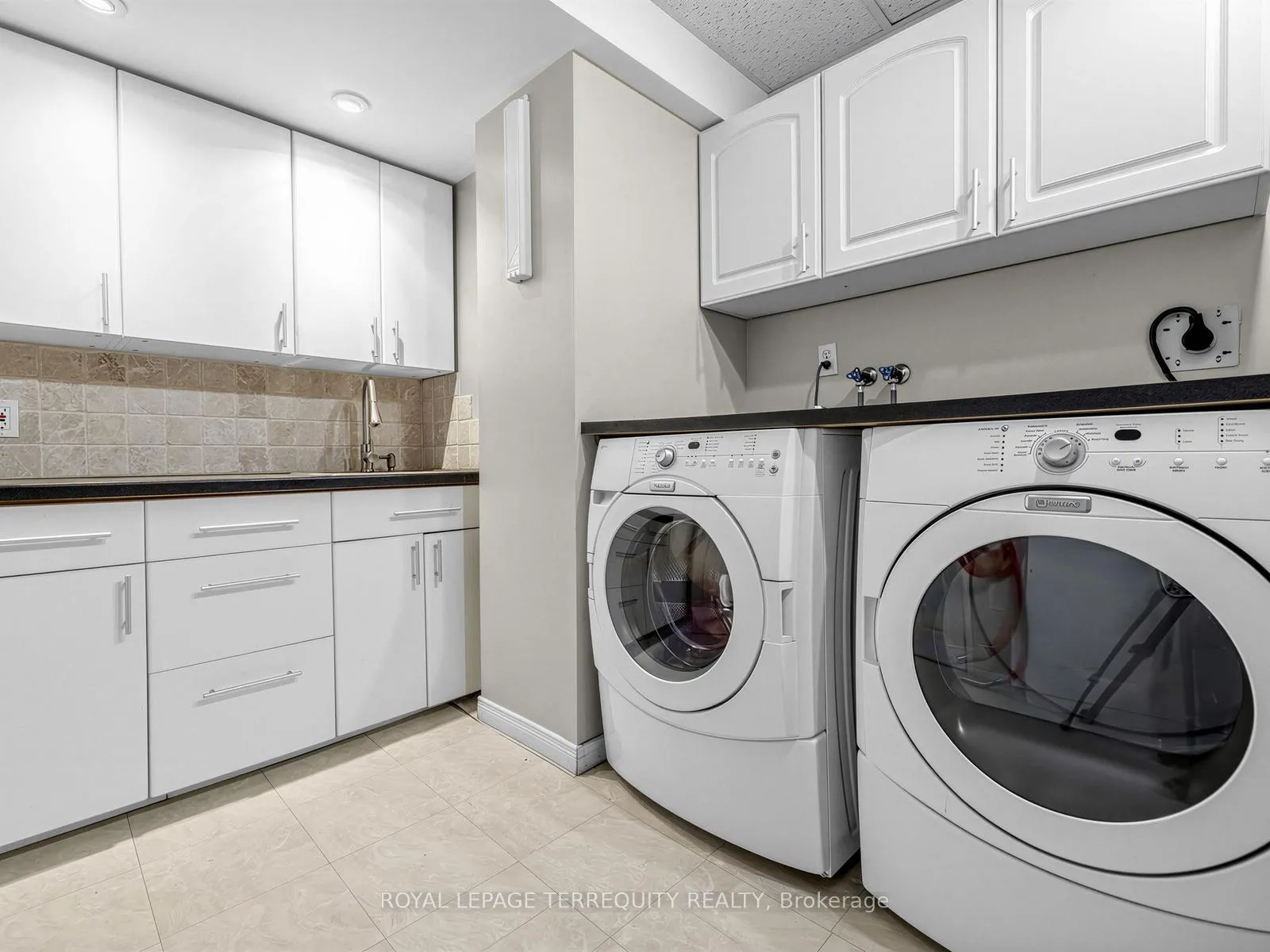 Photo 18 of 284 Pinnacle Trail, Aurora, Bayview Wellington — HOMEH