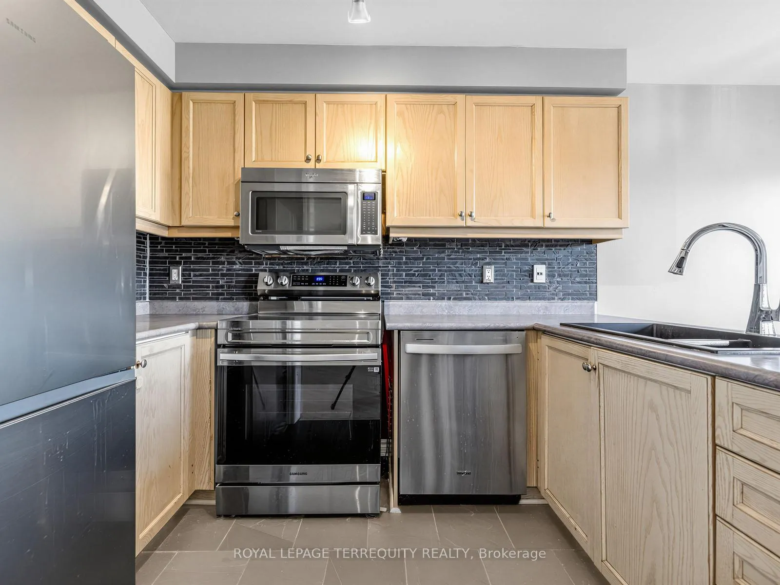 Photo 24 of 284 Pinnacle Trail, Aurora, Bayview Wellington — HOMEH