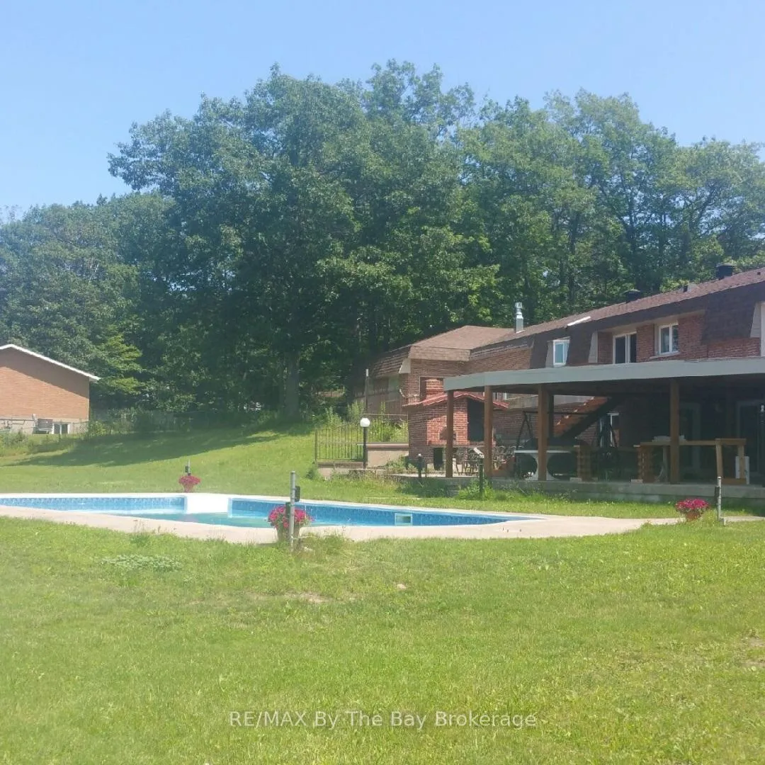 Photo 2 of 10 Edgewater Road, Wasaga Beach — HOMEH