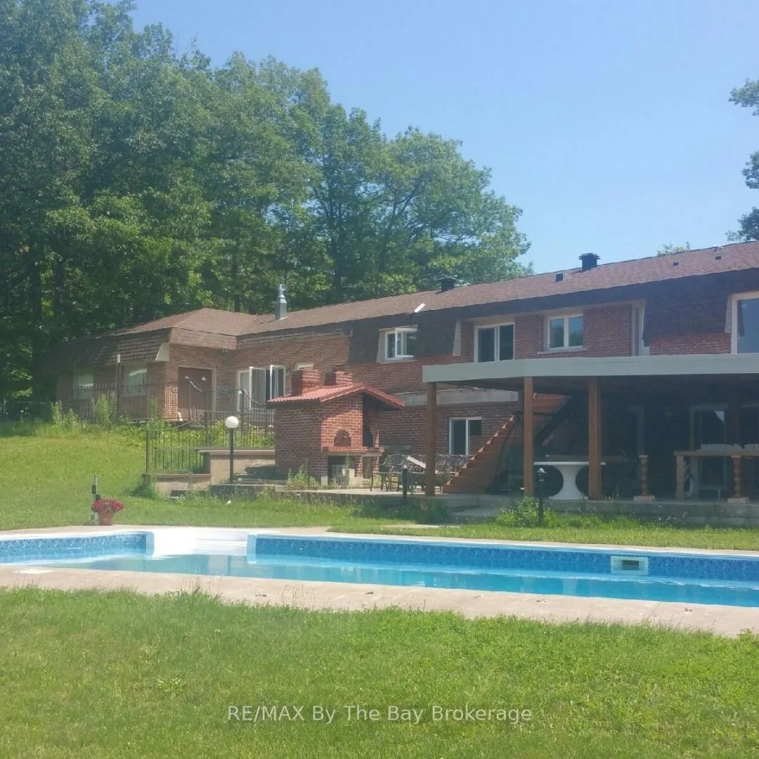 Photo 3 of 10 Edgewater Road, Wasaga Beach — HOMEH