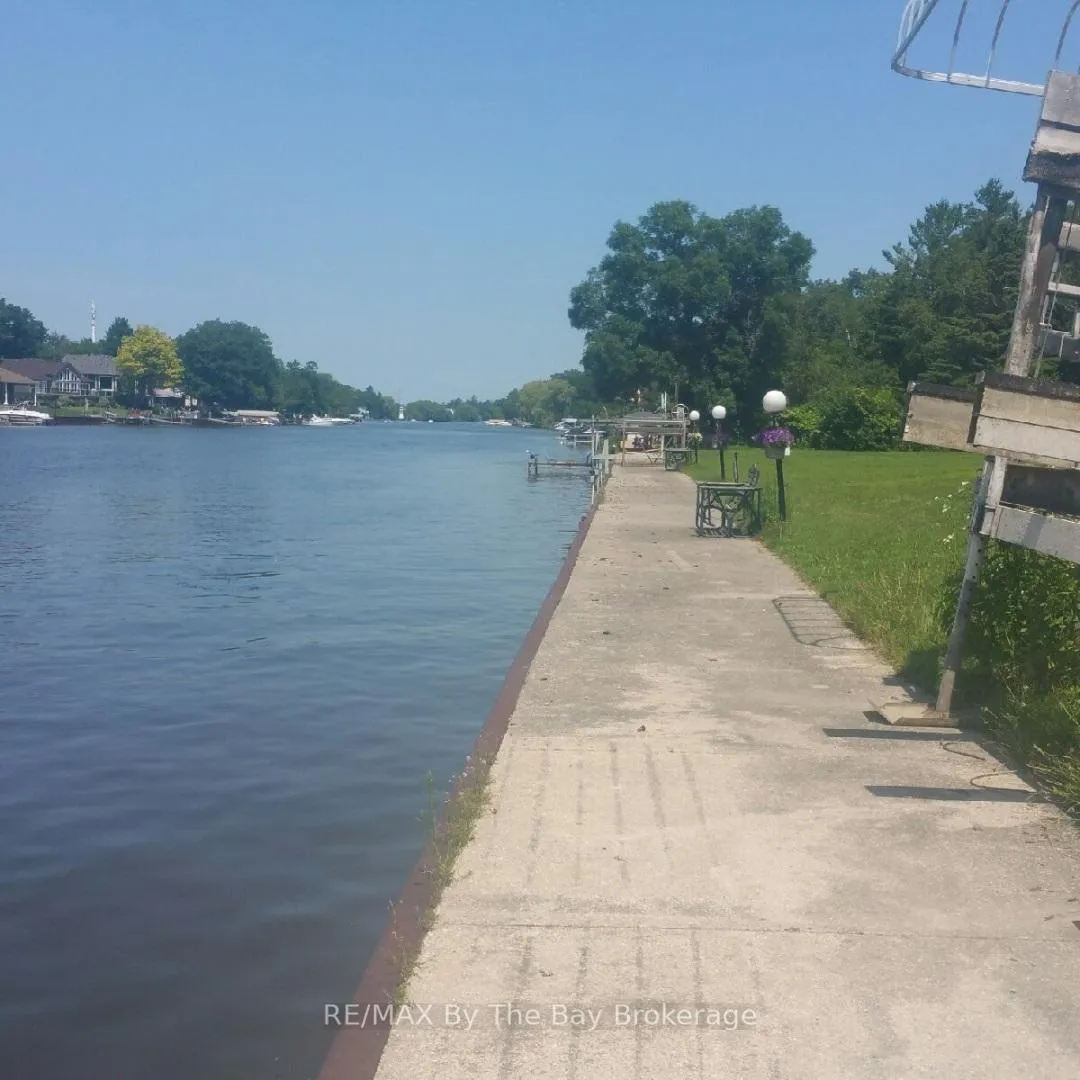 Photo 4 of 10 Edgewater Road, Wasaga Beach — HOMEH