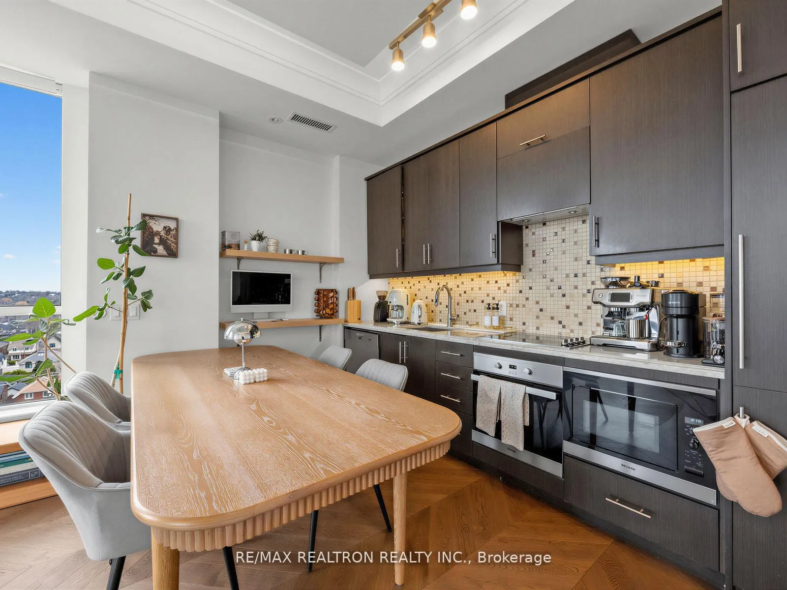 Photo 4 of Unit 914, 23 Glebe Road W, Toronto, Yonge-Eglinton — HOMEH