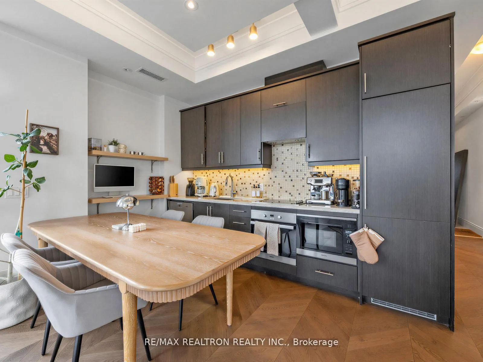 Photo 5 of Unit 914, 23 Glebe Road W, Toronto, Yonge-Eglinton — HOMEH