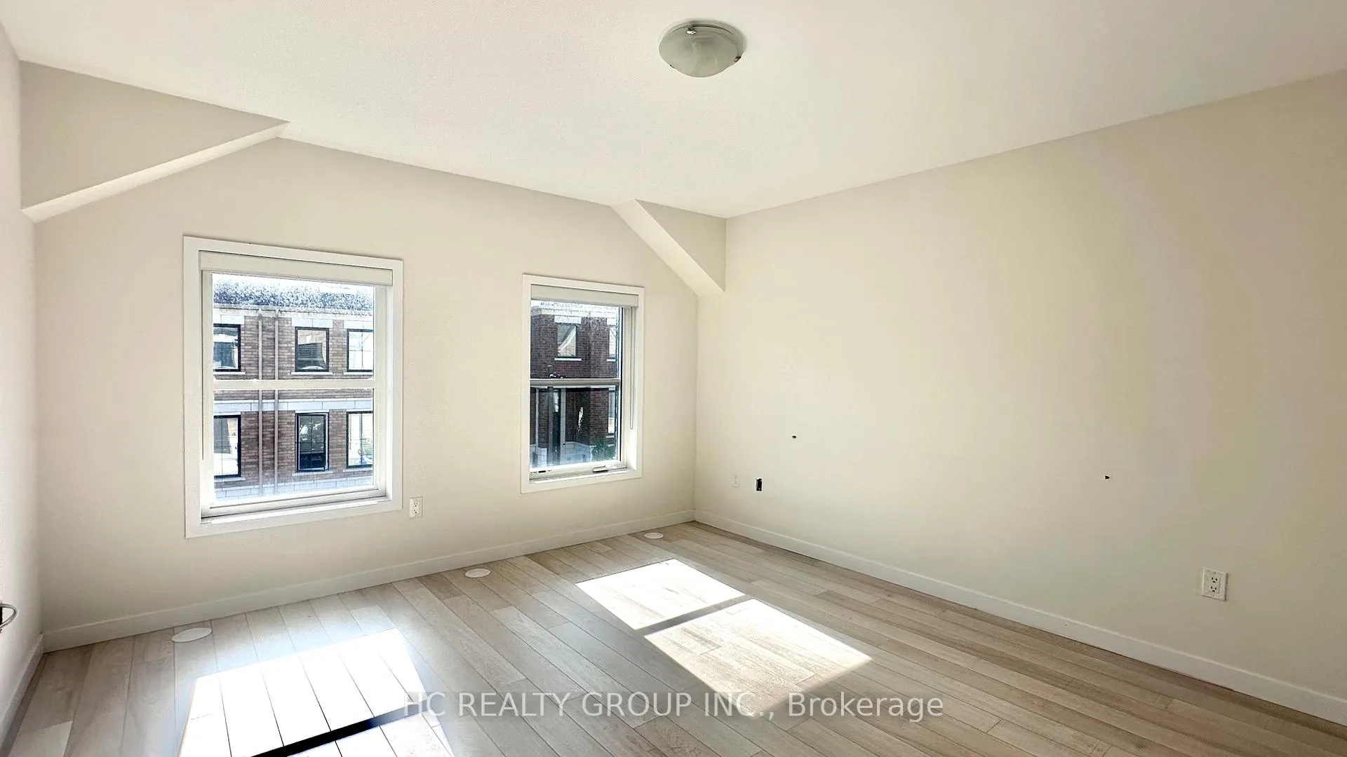Photo 6 of 59 Seacoasts Circle, Vaughan, Maple — HOMEH