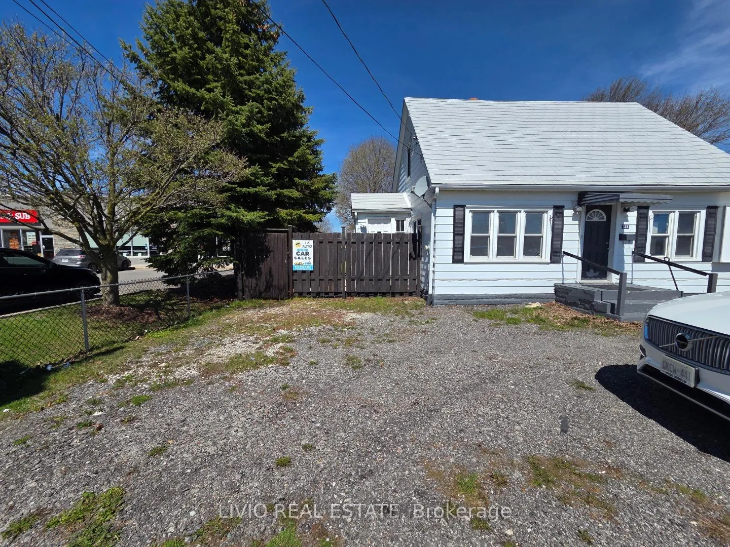 Photo 2 of 323 Queen Street E, Halton Hills, Acton — HOMEH