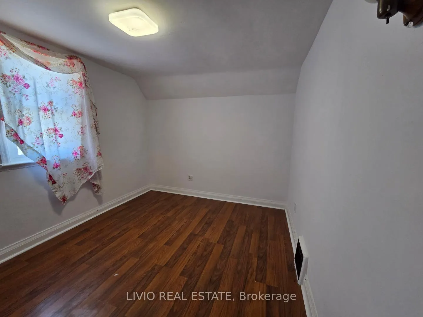 Photo 17 of 323 Queen Street E, Halton Hills, Acton — HOMEH