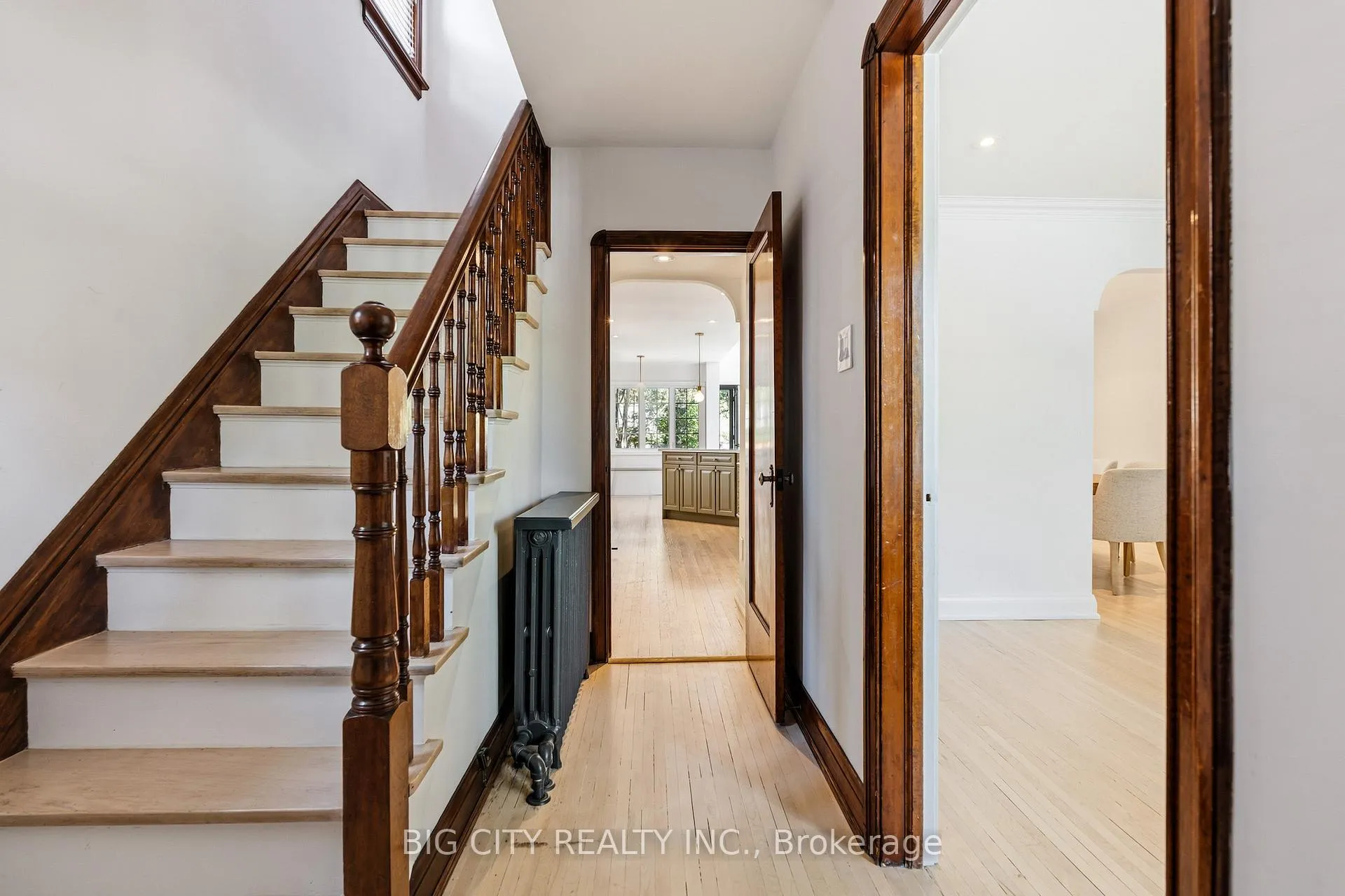 Photo 2 of 104 Donlea Drive, Toronto, Leaside — HOMEH