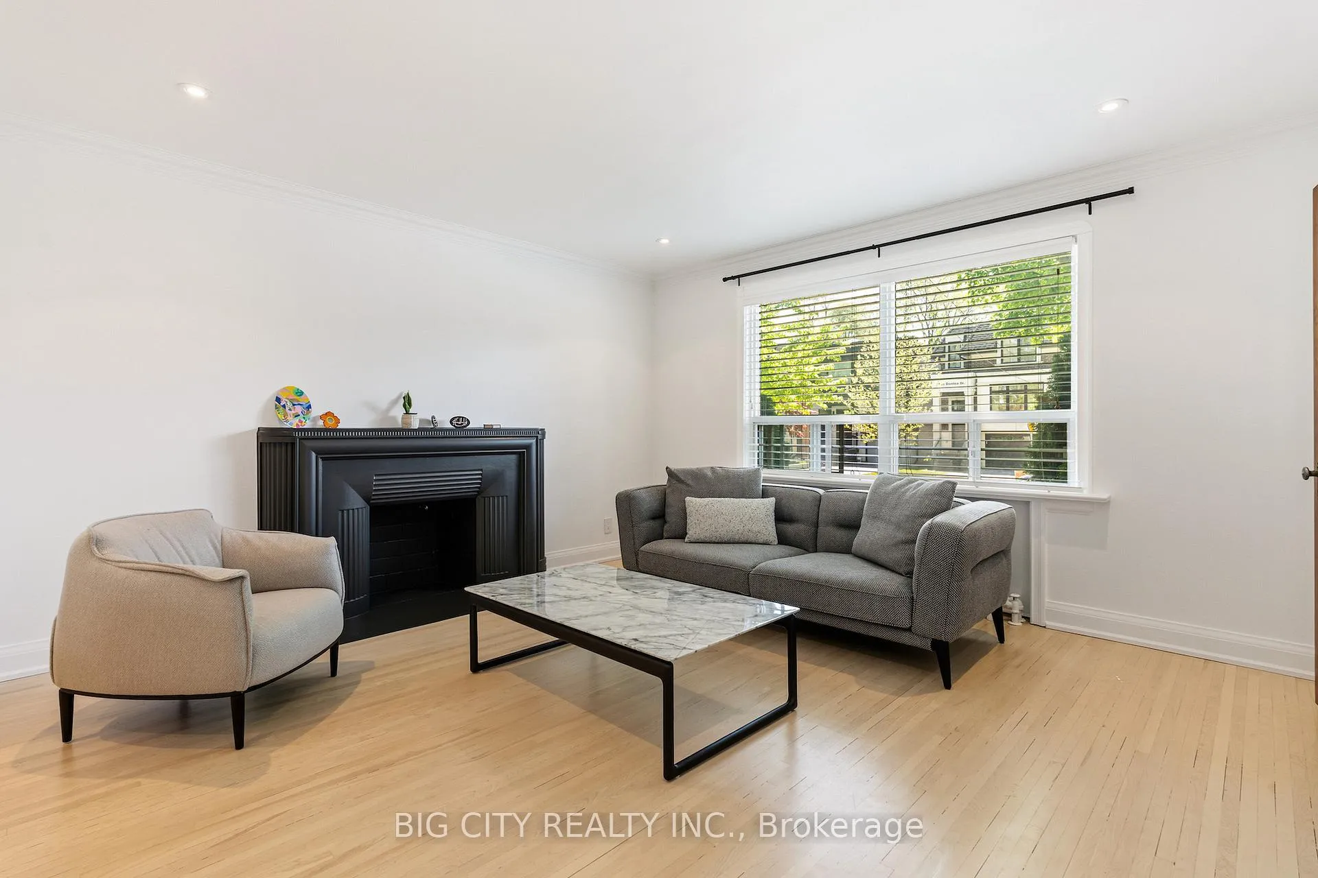 Photo 4 of 104 Donlea Drive, Toronto, Leaside — HOMEH