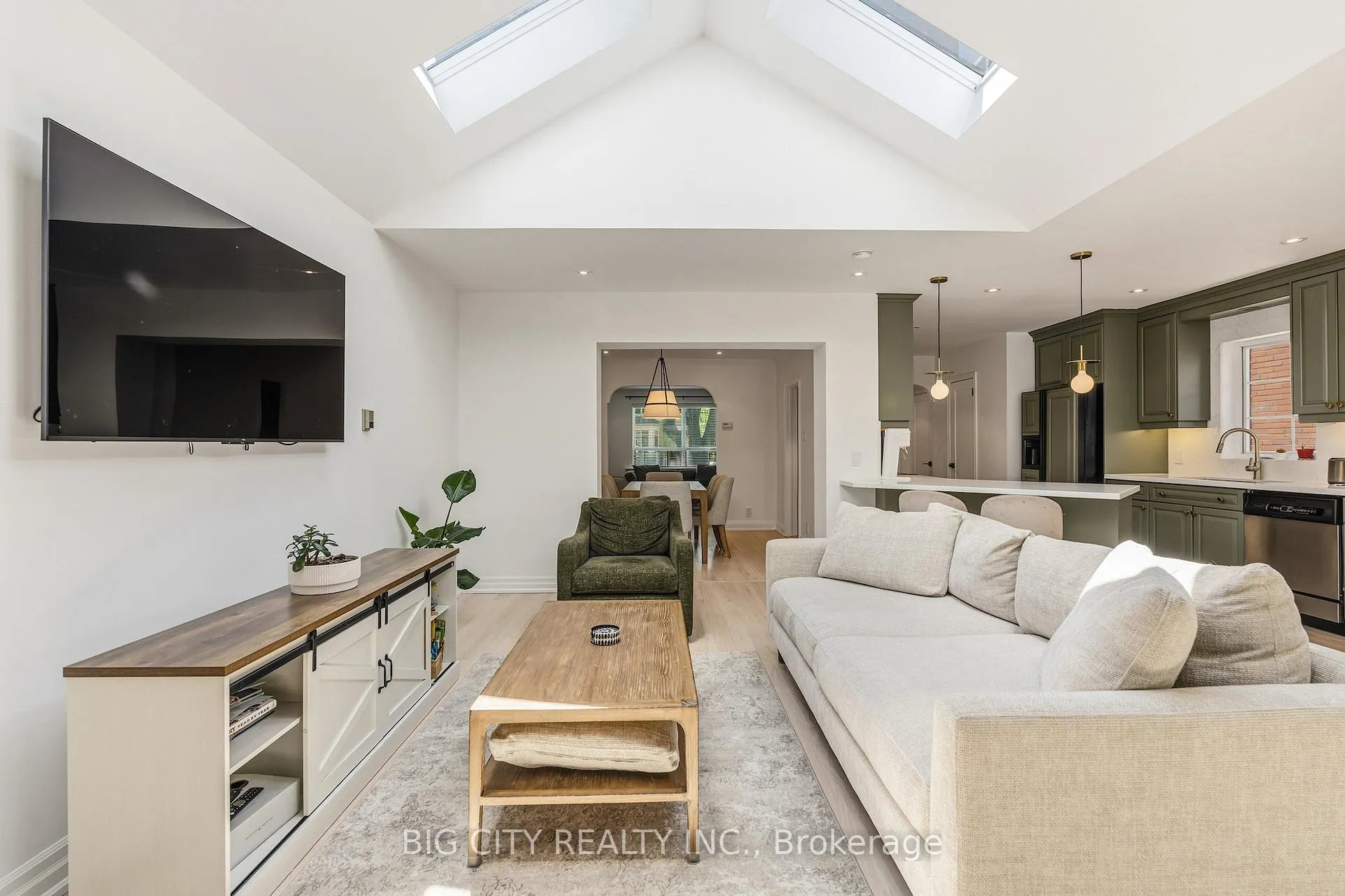 Photo 14 of 104 Donlea Drive, Toronto, Leaside — HOMEH
