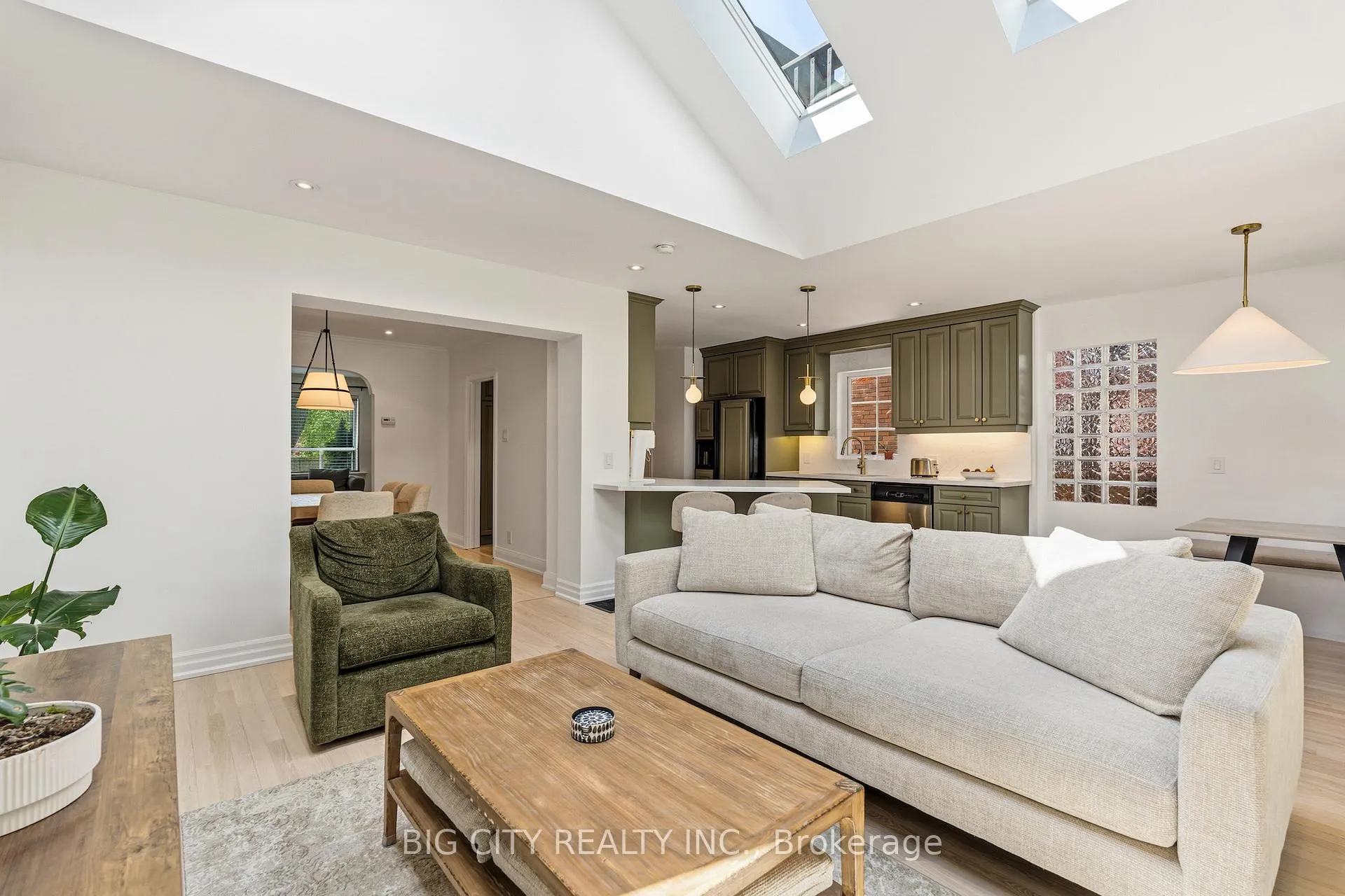 Photo 15 of 104 Donlea Drive, Toronto, Leaside — HOMEH