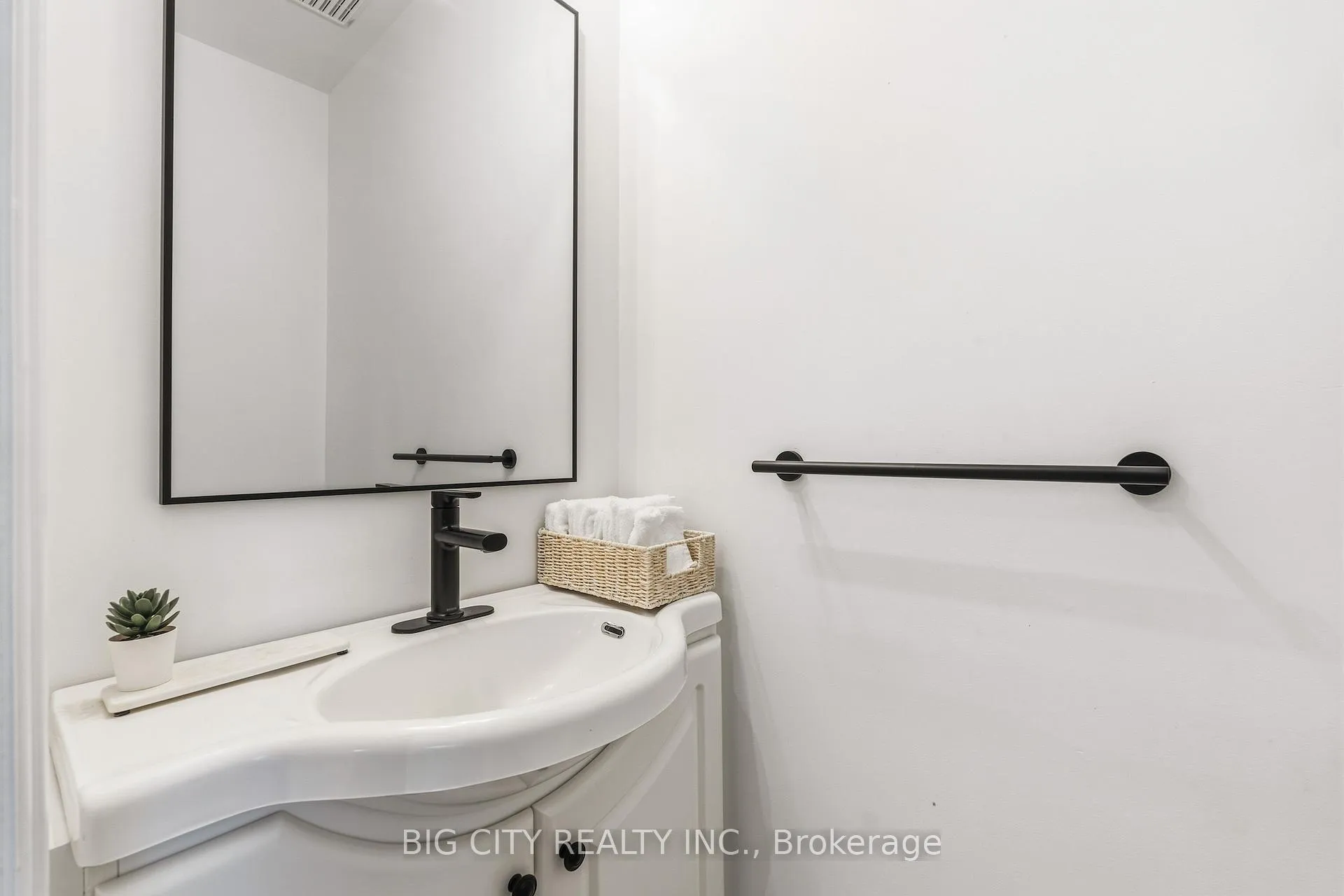 Photo 17 of 104 Donlea Drive, Toronto, Leaside — HOMEH