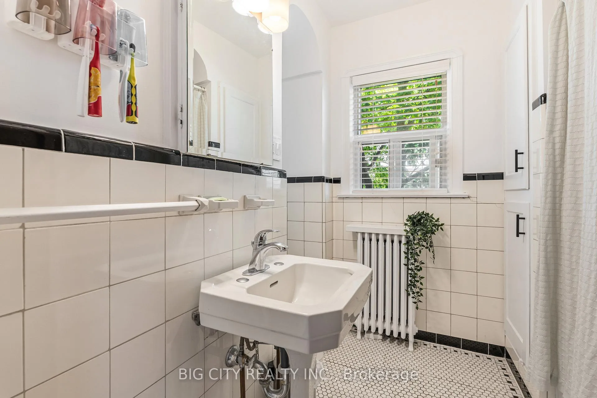 Photo 25 of 104 Donlea Drive, Toronto, Leaside — HOMEH