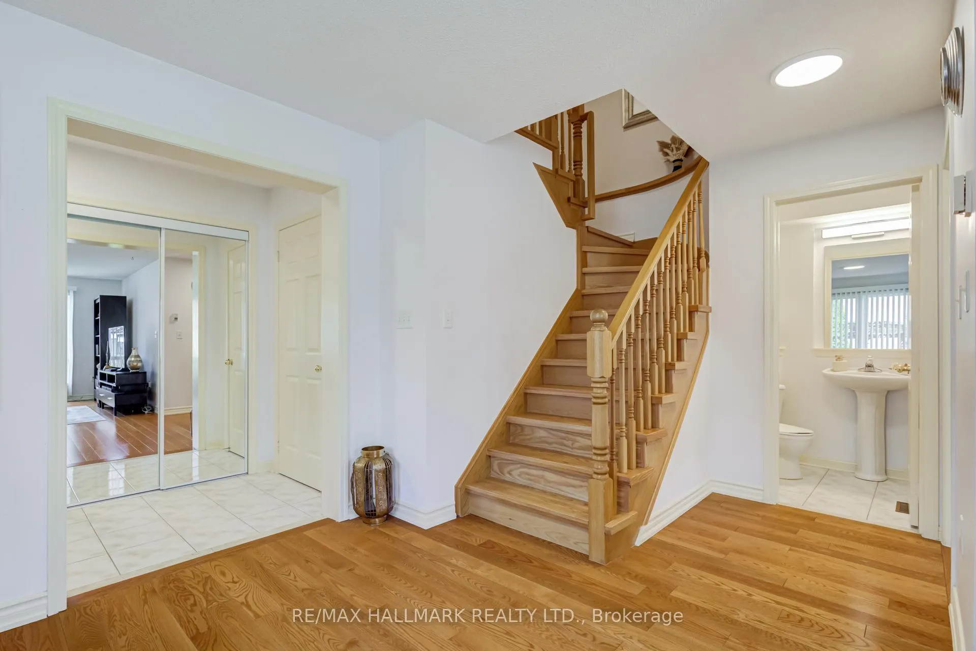 Photo 10 of 100 Narrow Valley Crescent, Brampton, Sandringham-Wellington — HOMEH
