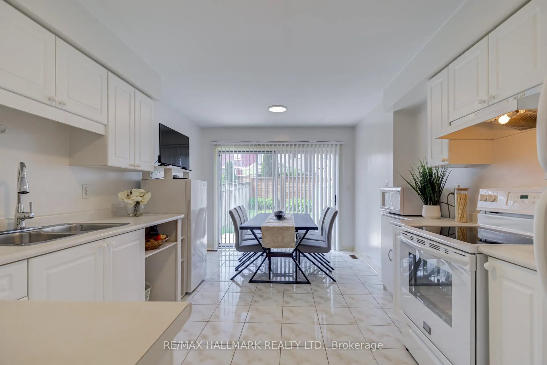 Photo 11 of 100 Narrow Valley Crescent, Brampton, Sandringham-Wellington — HOMEH