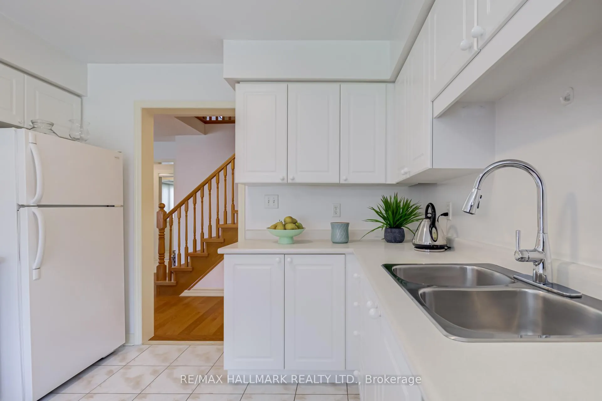 Photo 13 of 100 Narrow Valley Crescent, Brampton, Sandringham-Wellington — HOMEH