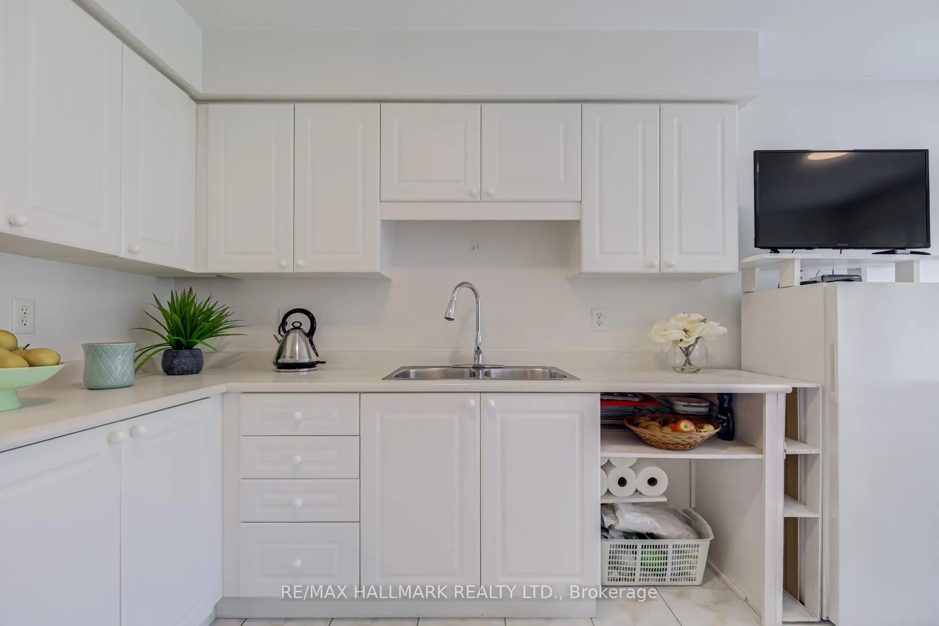 Photo 16 of 100 Narrow Valley Crescent, Brampton, Sandringham-Wellington — HOMEH