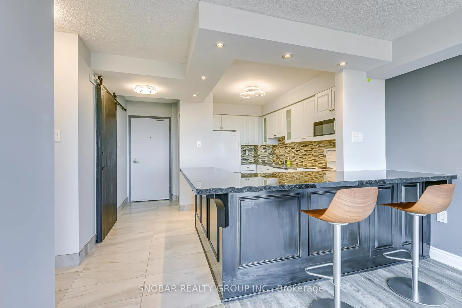 Photo 4 of Unit 1001, 1110 Walden Circle, Mississauga, Clarkson — HOMEH
