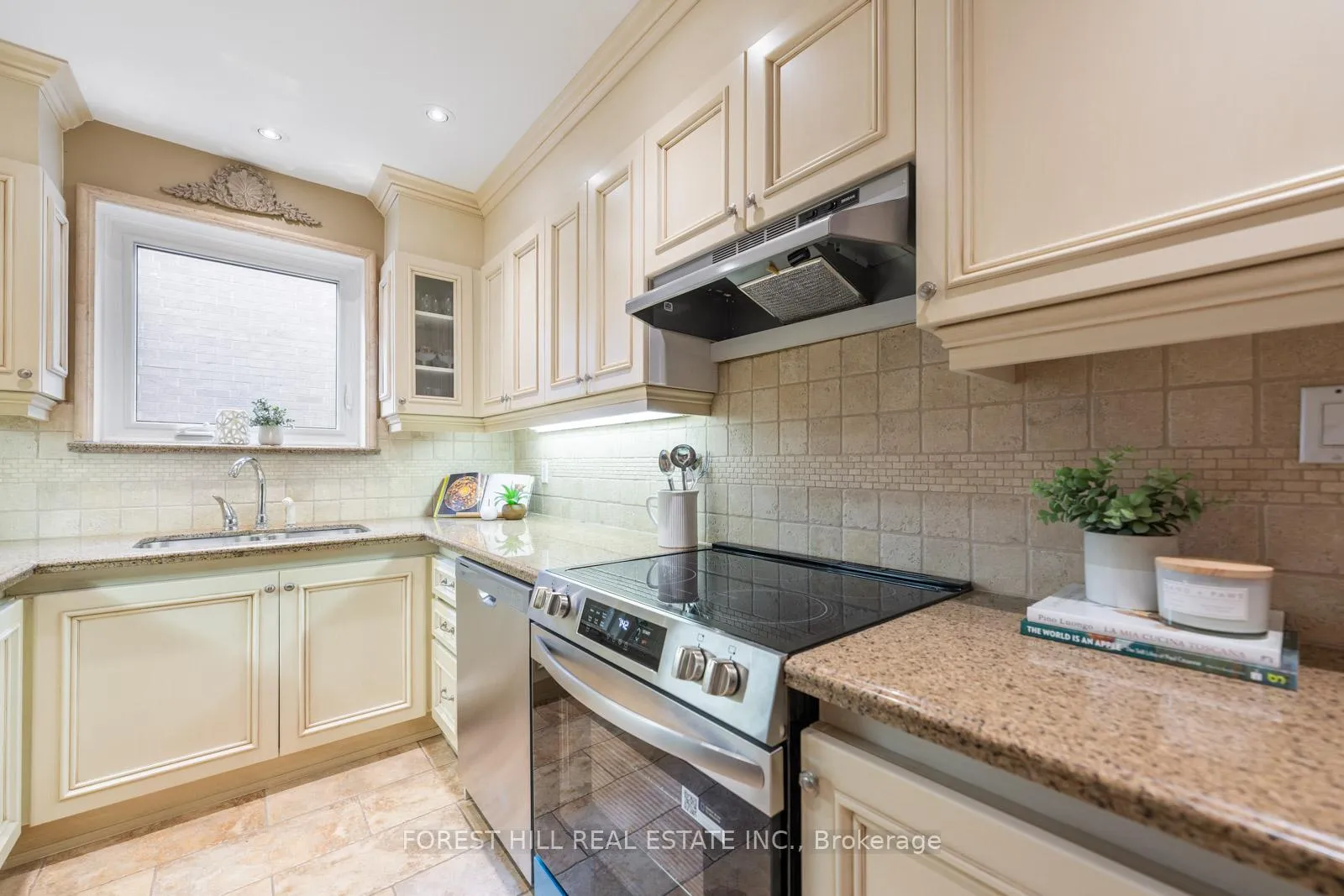 Photo 15 of Unit 2, 11A Clarendon Avenue, Toronto, Casa Loma — HOMEH