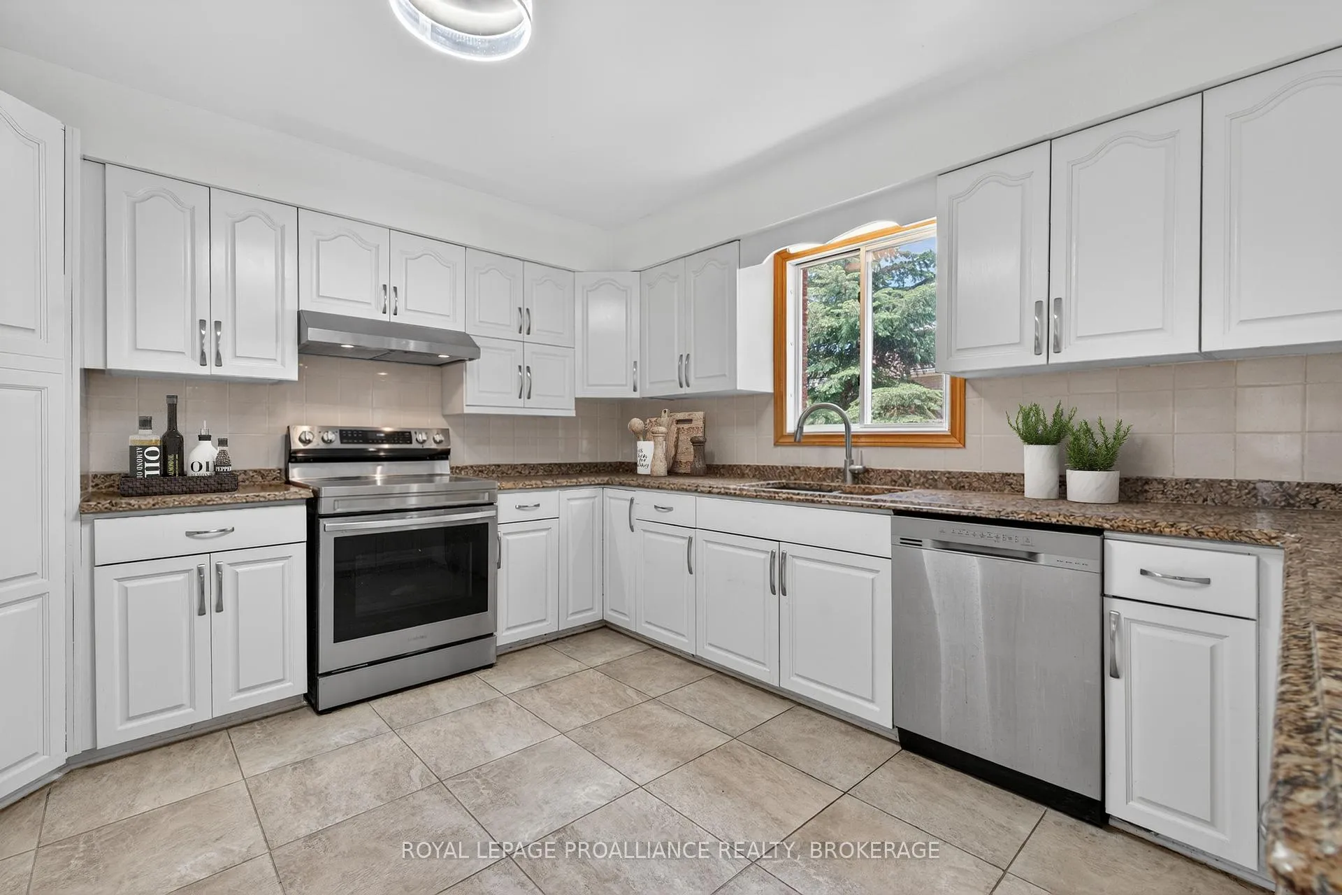 Photo 14 of 542 Rankin Crescent, Kingston, South of Taylor-Kidd Blvd — HOMEH