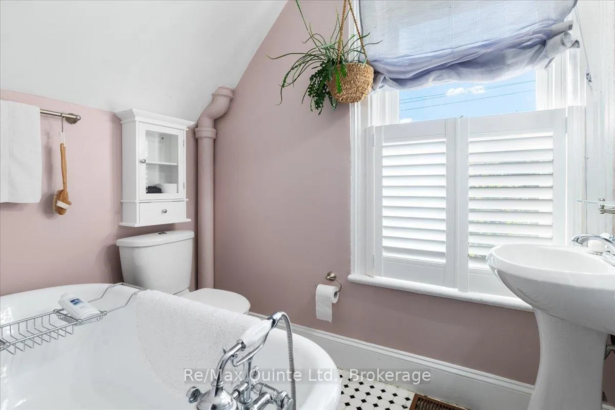 Photo 21 of 370 Main Street, Prince Edward County, Picton Ward — HOMEH