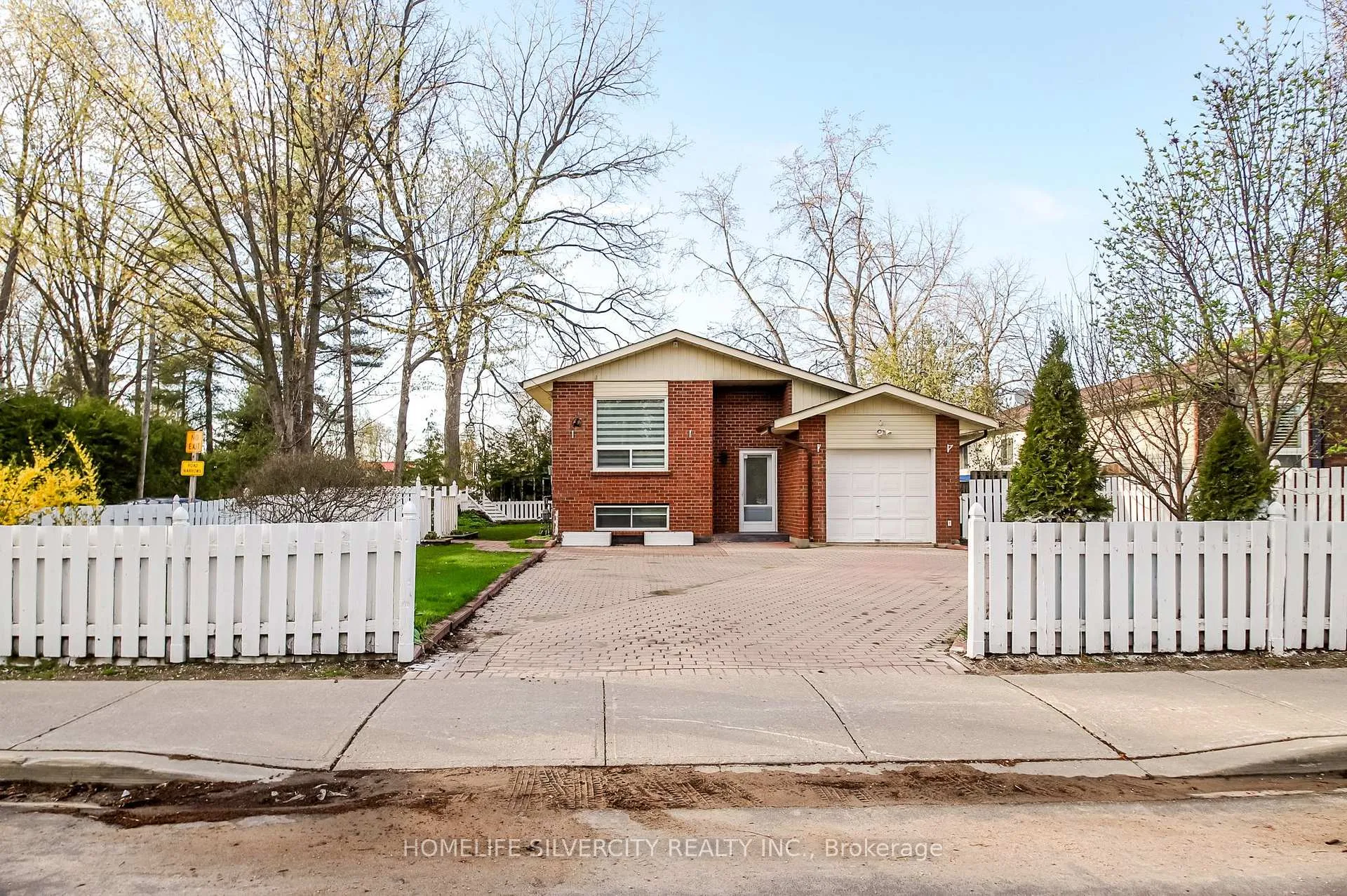 Photo 3 of 904 Lake Drive E, Georgina, Sutton & Jackson's Point — HOMEH
