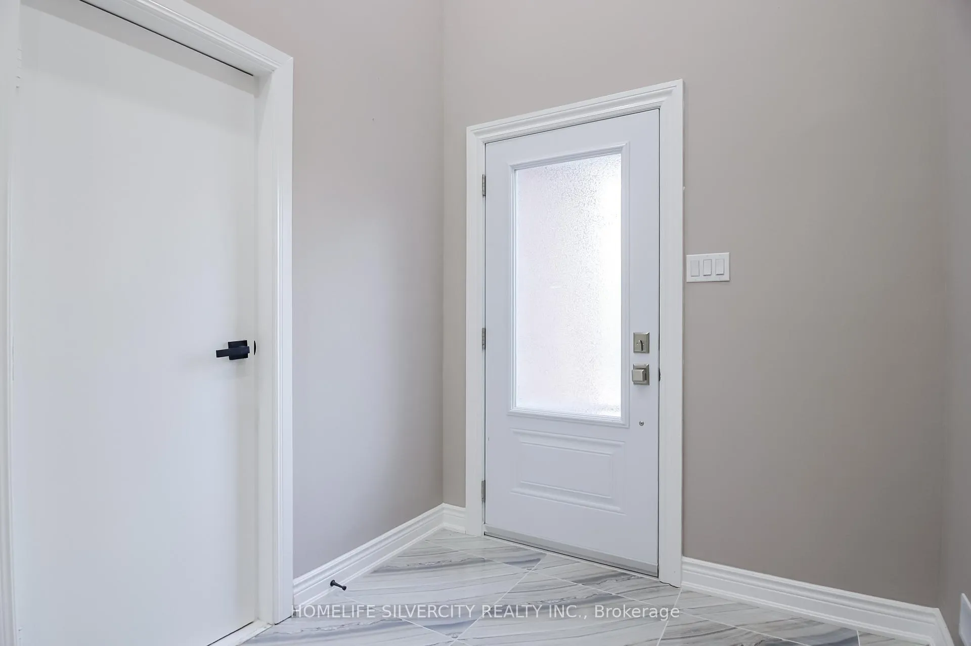 Photo 5 of 904 Lake Drive E, Georgina, Sutton & Jackson's Point — HOMEH