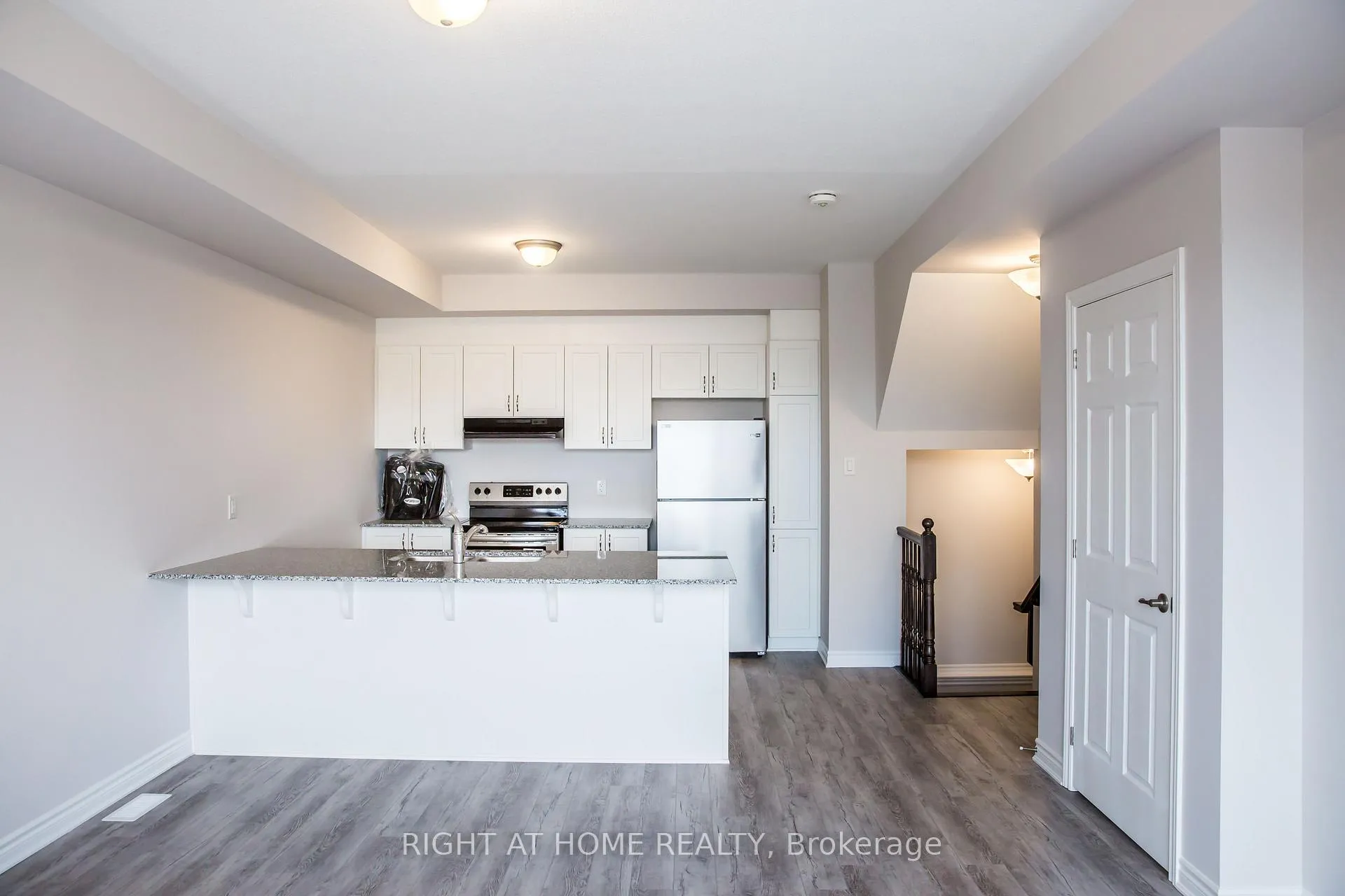 Photo 3 of 561 Ozawa Private, Ottawa, CFB Rockcliffe and Area — HOMEH