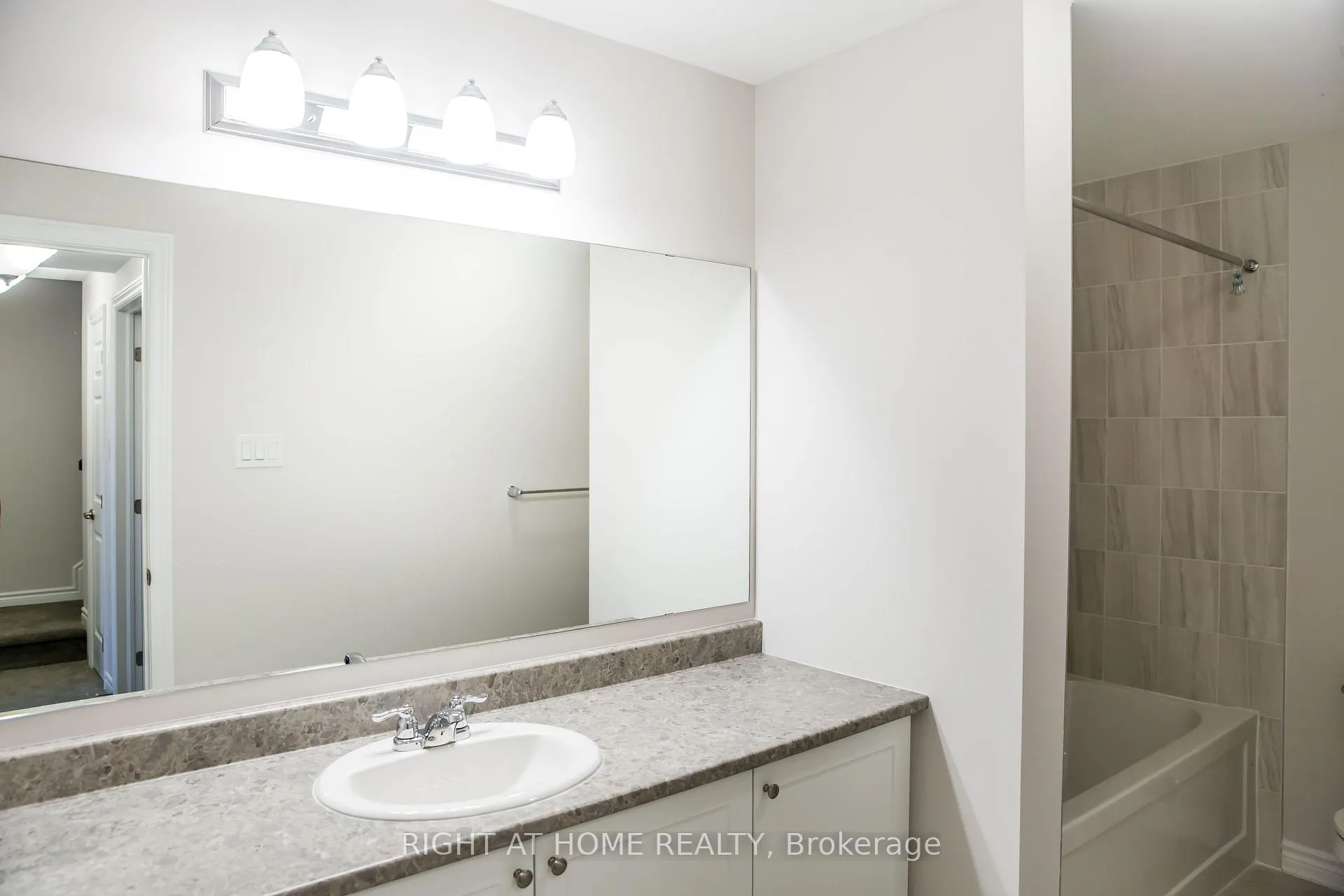 Photo 8 of 561 Ozawa Private, Ottawa, CFB Rockcliffe and Area — HOMEH