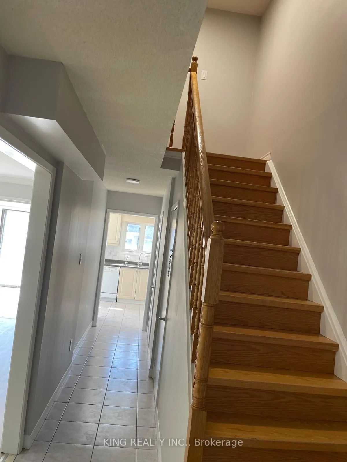 Photo 2 of 33 Rowe Court, Markham, Middlefield — HOMEH