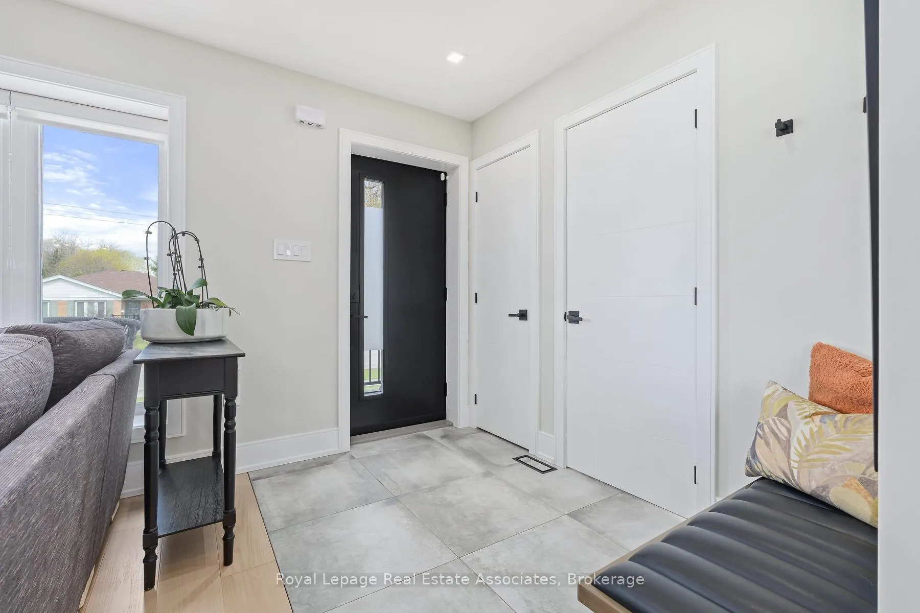 Photo 3 of 37 Windsor Road, Halton Hills, Georgetown — HOMEH