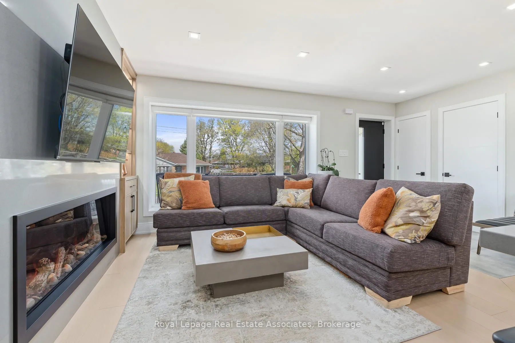 Photo 6 of 37 Windsor Road, Halton Hills, Georgetown — HOMEH