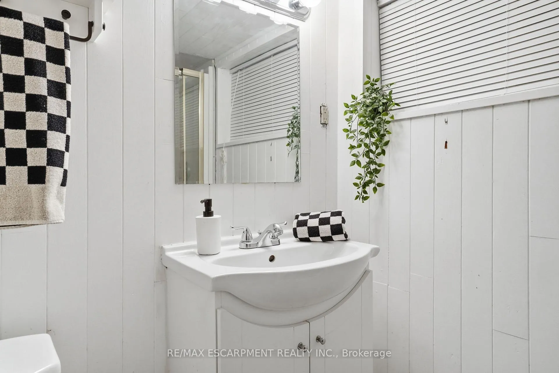 Photo 37 of 146 Park Row S, Hamilton, Delta — HOMEH