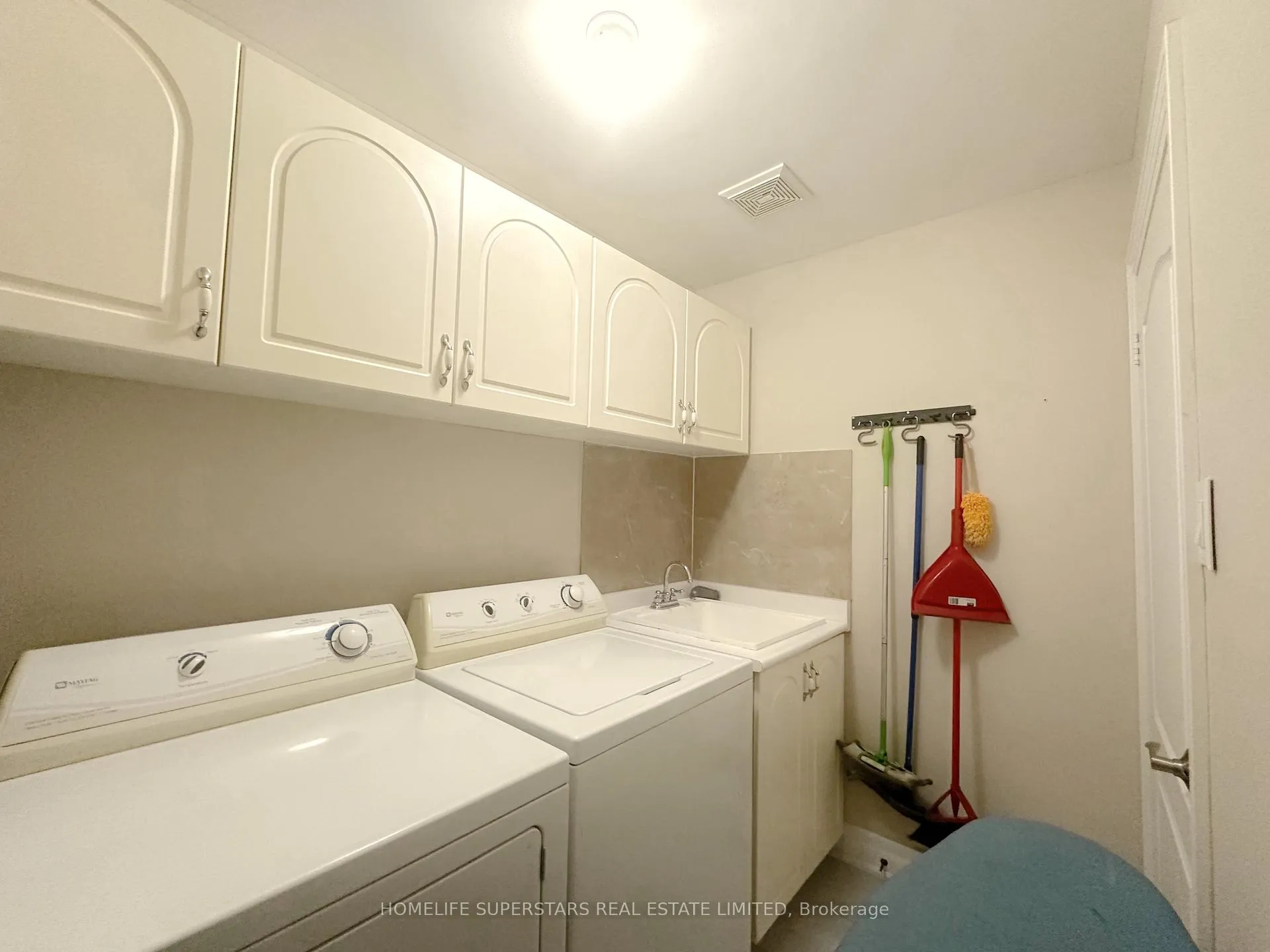Photo 4 of 88 River Rock Crescent W, Brampton, Fletcher's Meadow — HOMEH