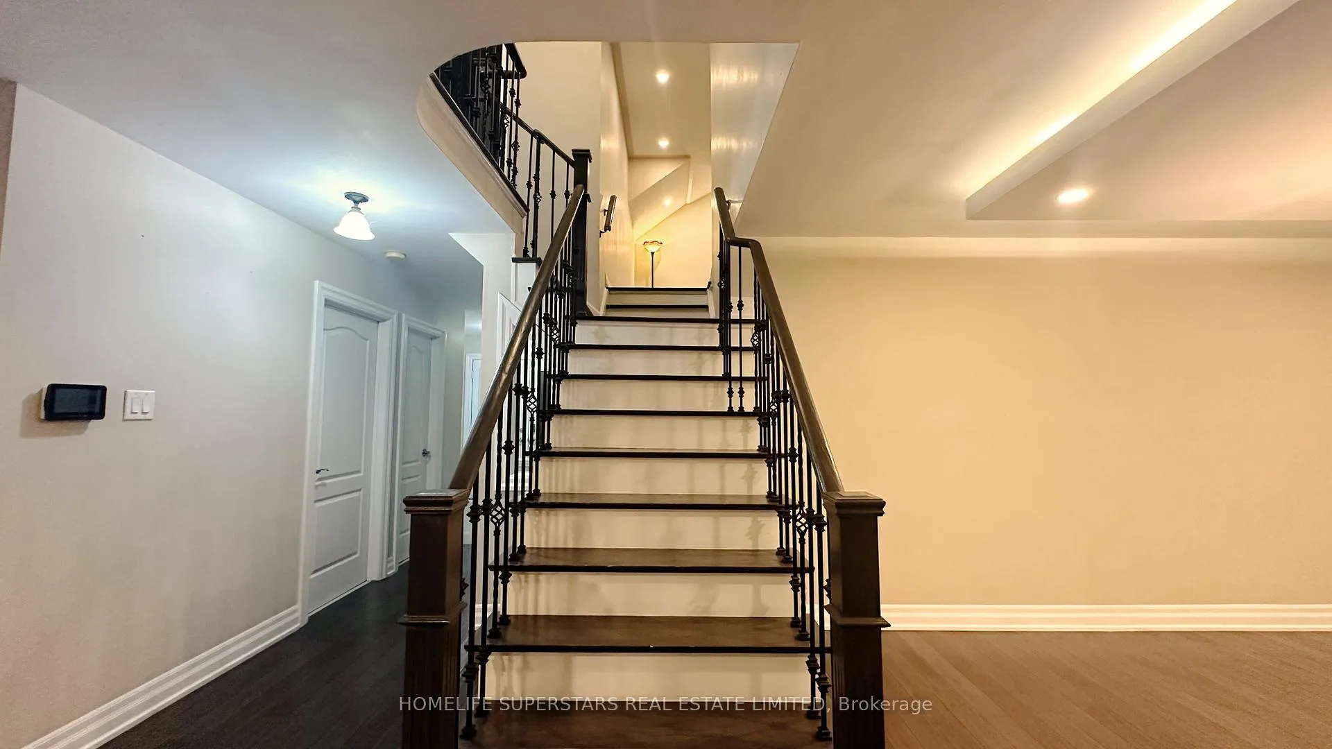 Photo 9 of 88 River Rock Crescent W, Brampton, Fletcher's Meadow — HOMEH