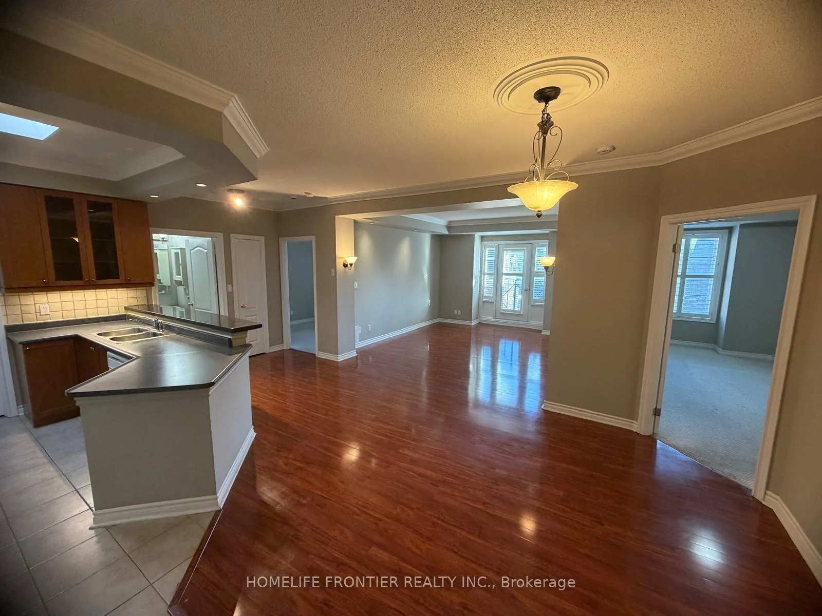 Photo 3 of Unit 402, 3351 Cawthra Road, Mississauga, Applewood — HOMEH