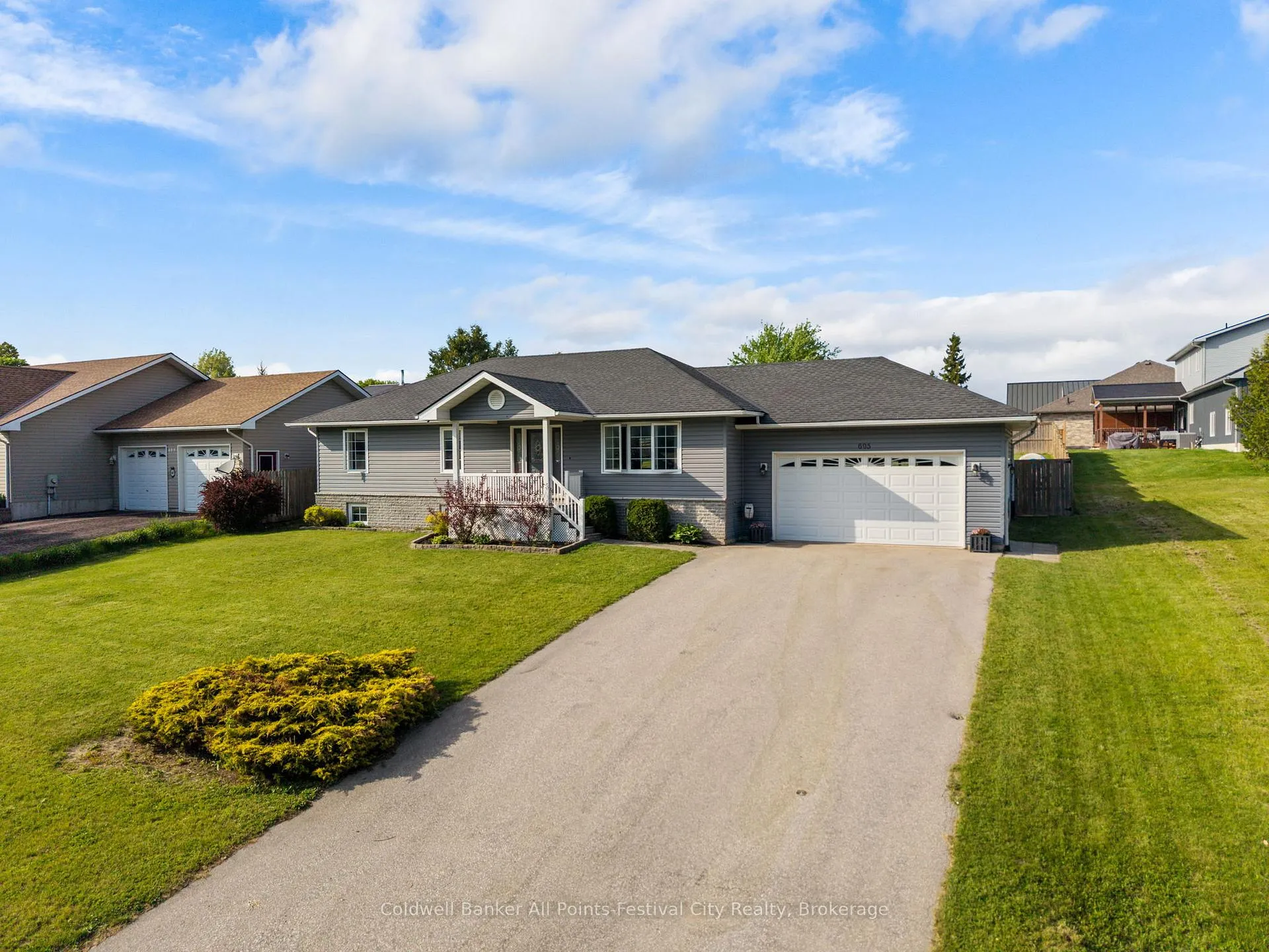 Photo 2 of 695 Hamilton Street, Huron-Kinloss, Lucknow — HOMEH