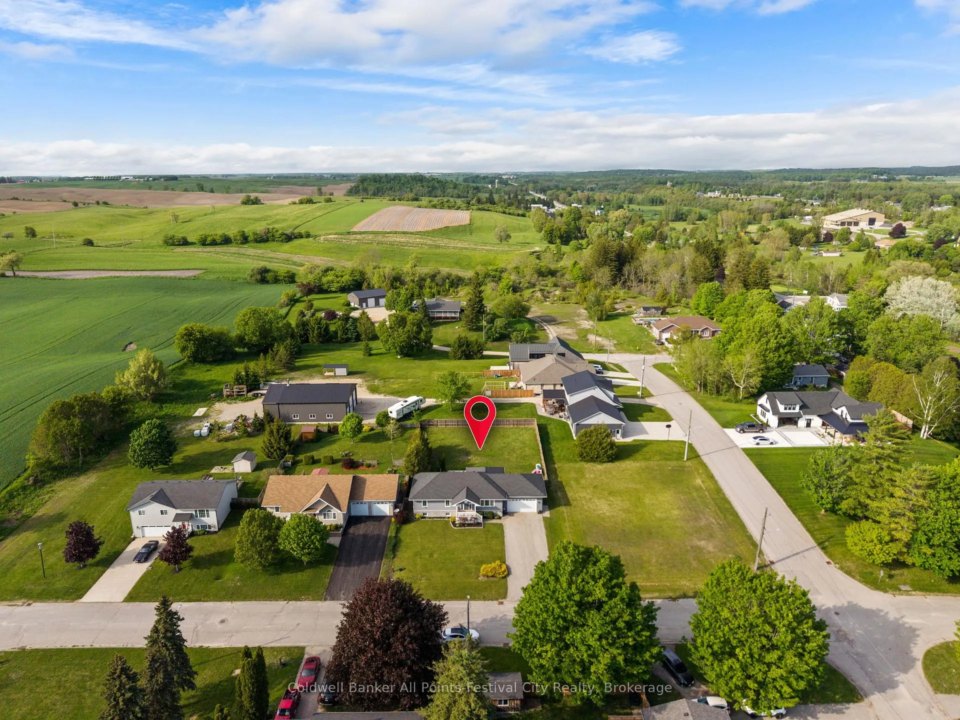 Photo 4 of 695 Hamilton Street, Huron-Kinloss, Lucknow — HOMEH
