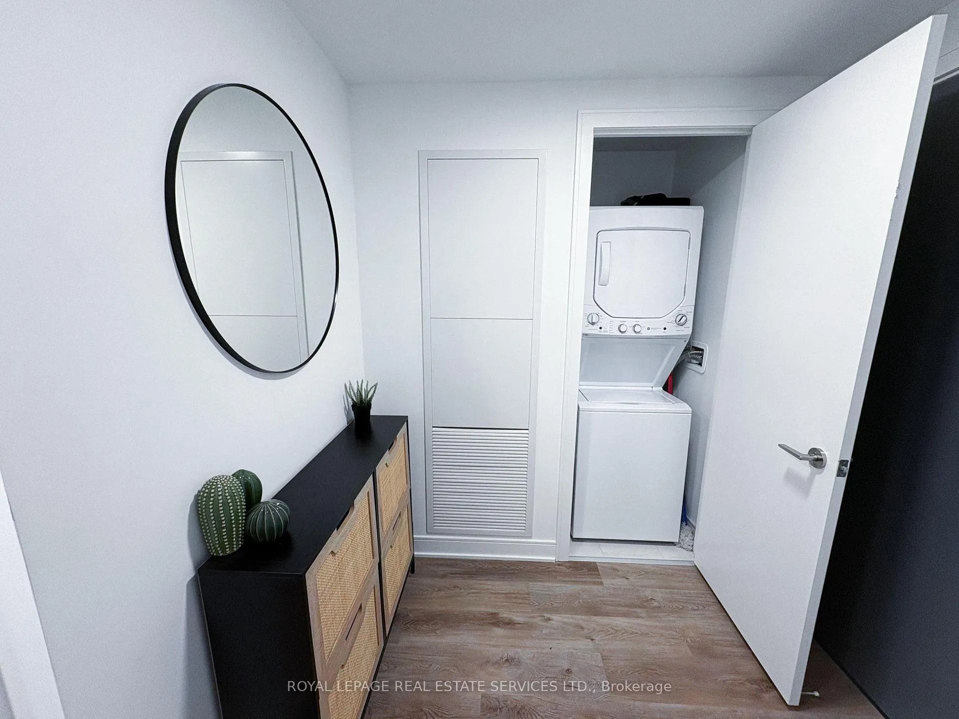 Photo 6 of Unit 1312, 86 Dundas Street E, Mississauga, Cooksville — HOMEH