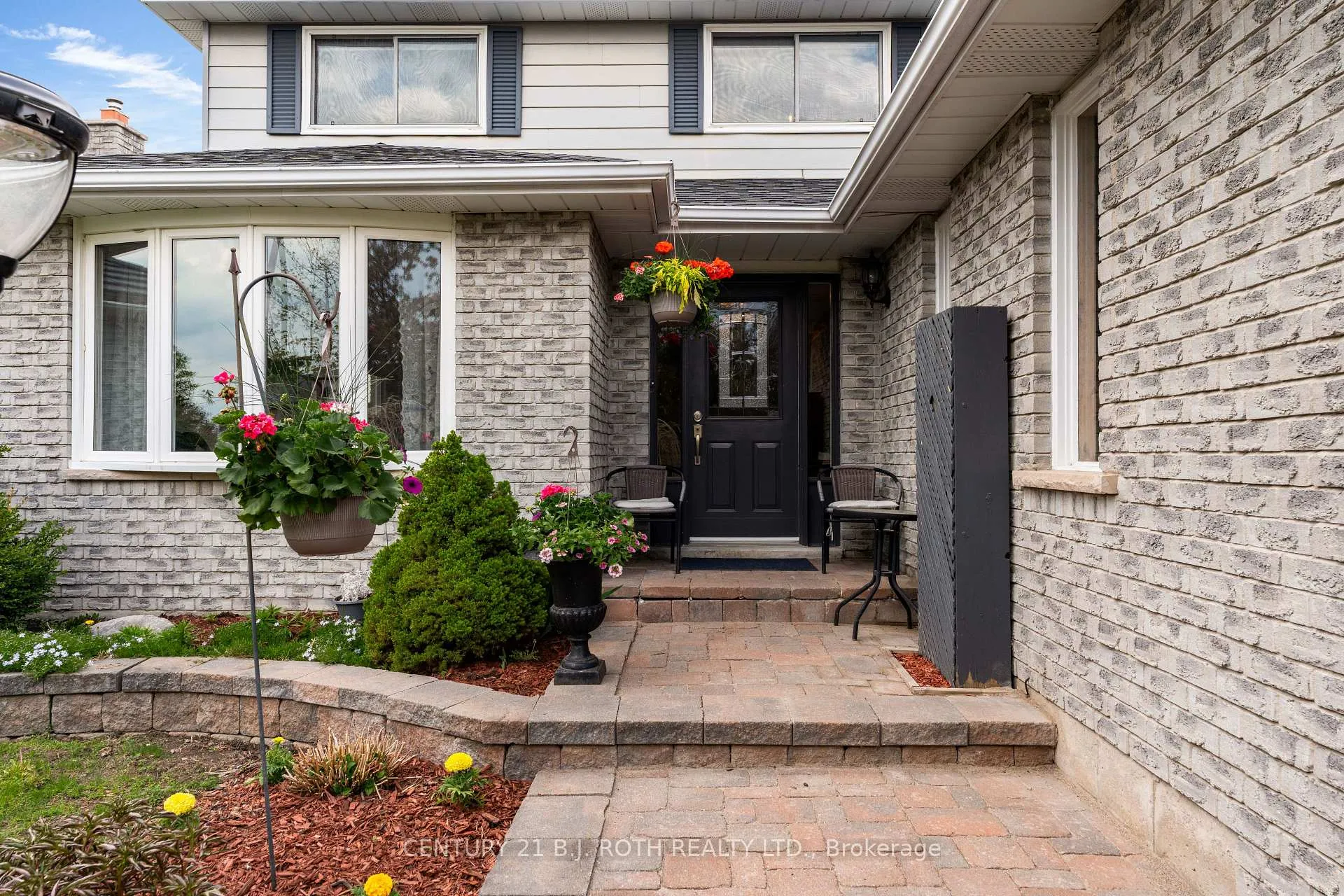 Photo 2 of 37 Laurentian Lane, Orillia — HOMEH