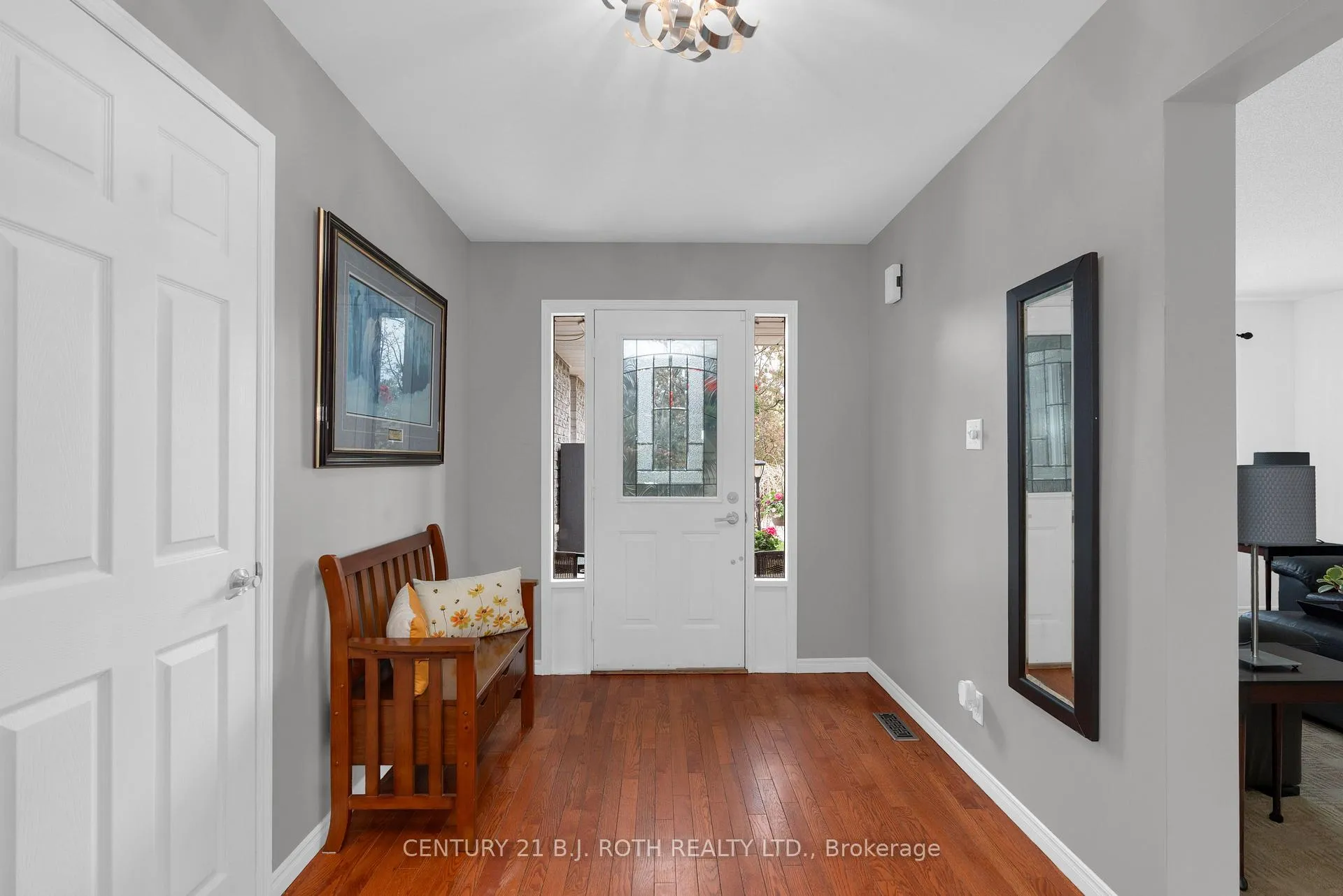 Photo 4 of 37 Laurentian Lane, Orillia — HOMEH