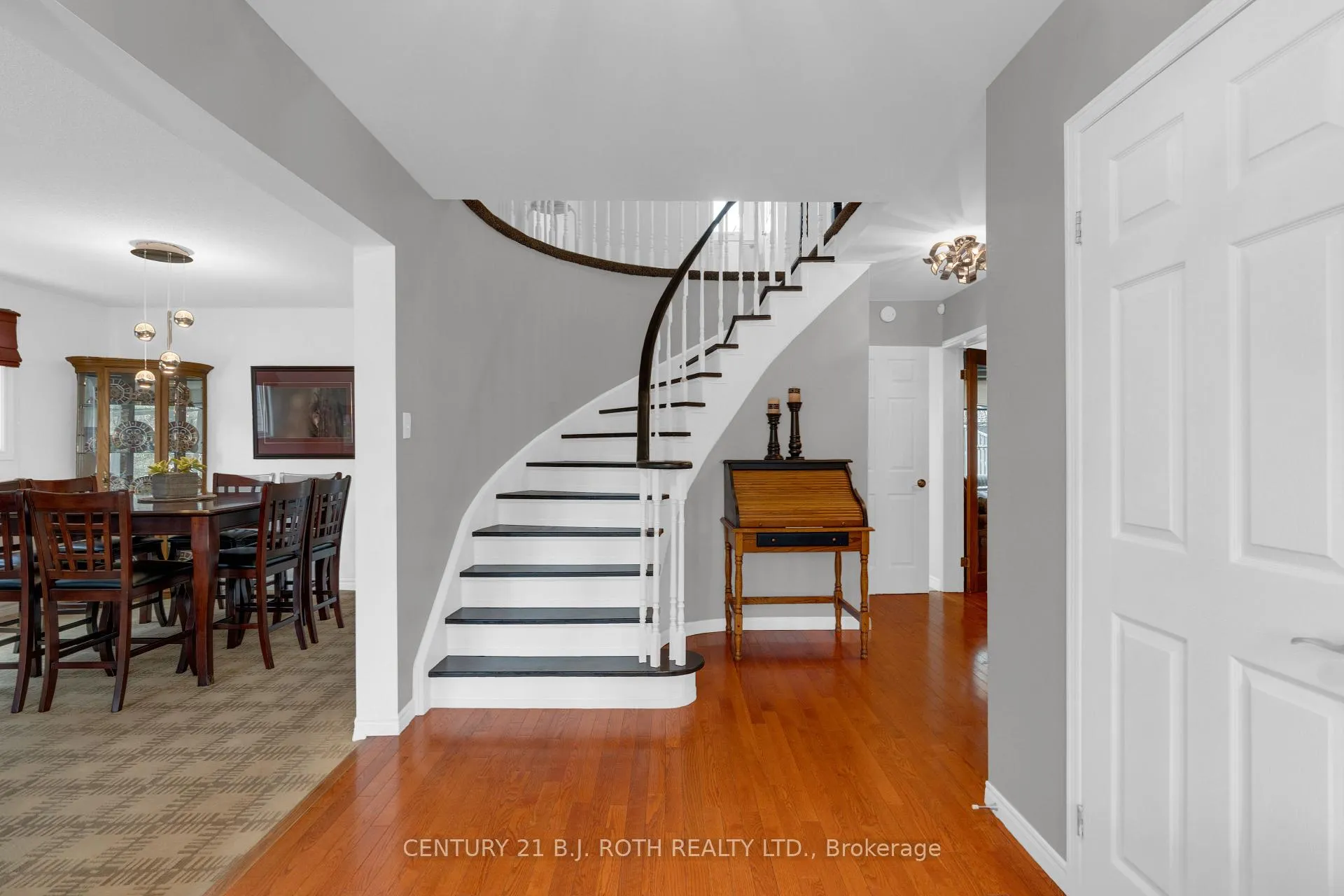 Photo 5 of 37 Laurentian Lane, Orillia — HOMEH