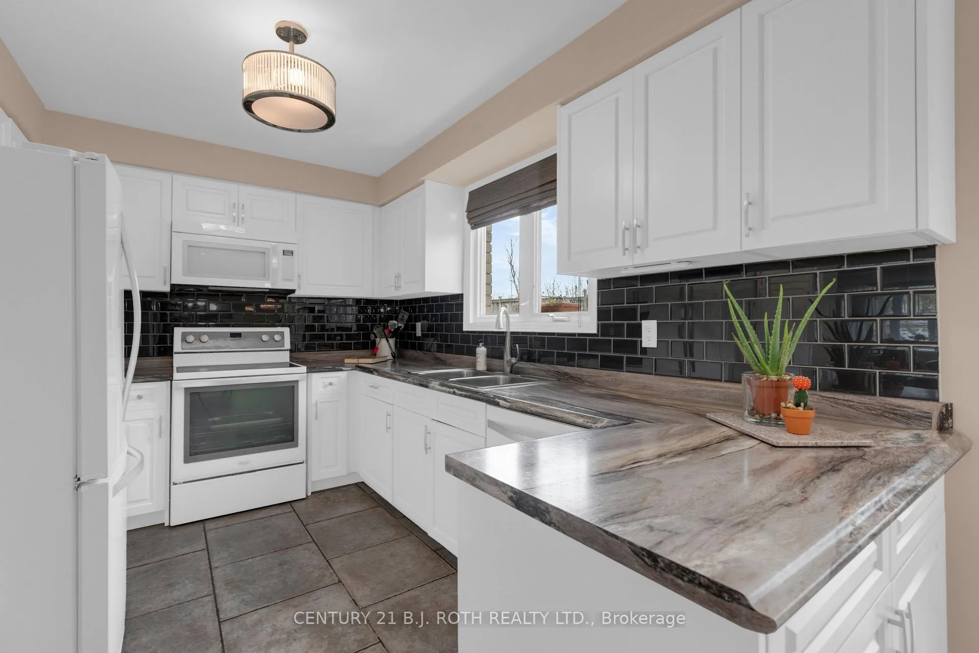 Photo 12 of 37 Laurentian Lane, Orillia — HOMEH