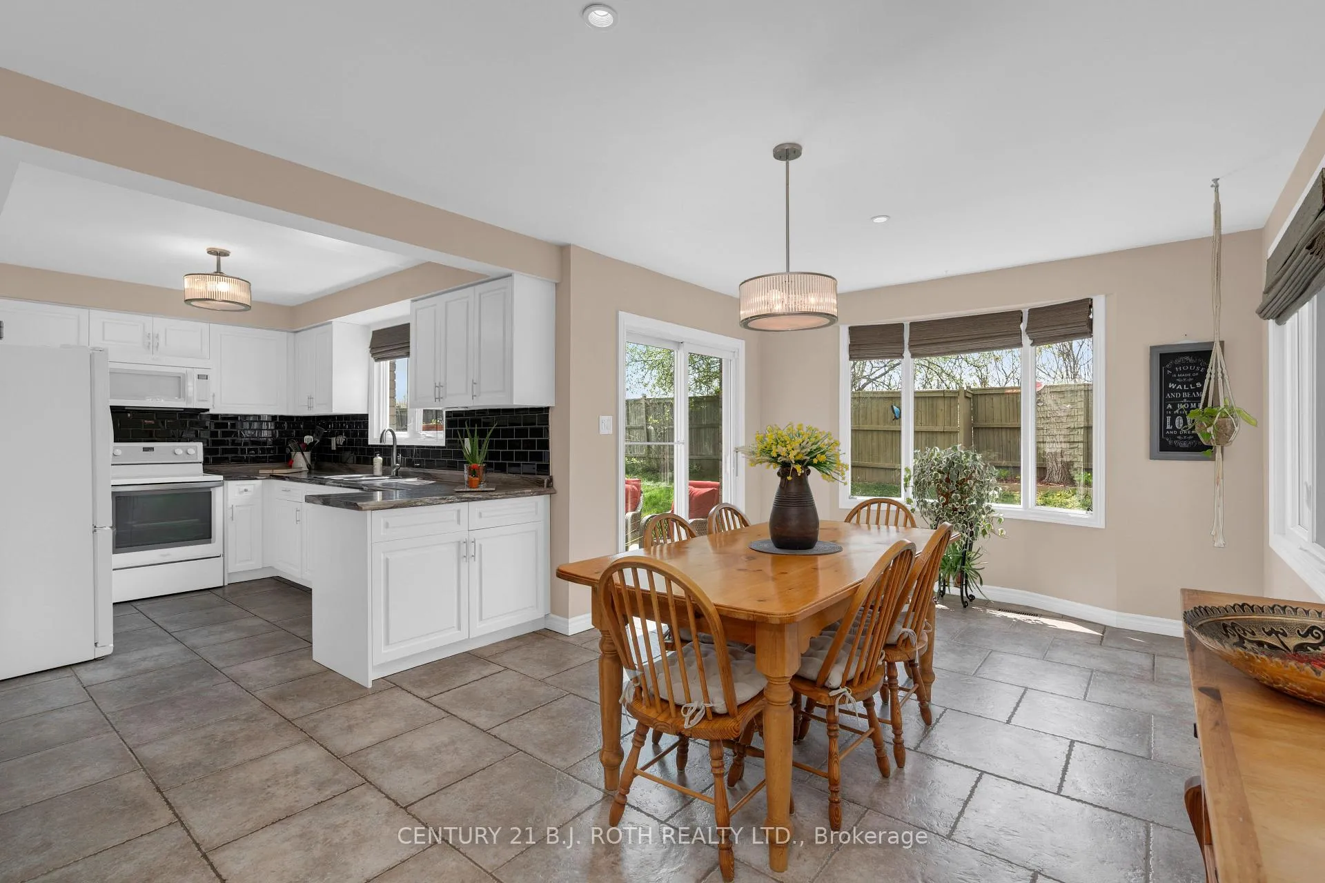 Photo 15 of 37 Laurentian Lane, Orillia — HOMEH