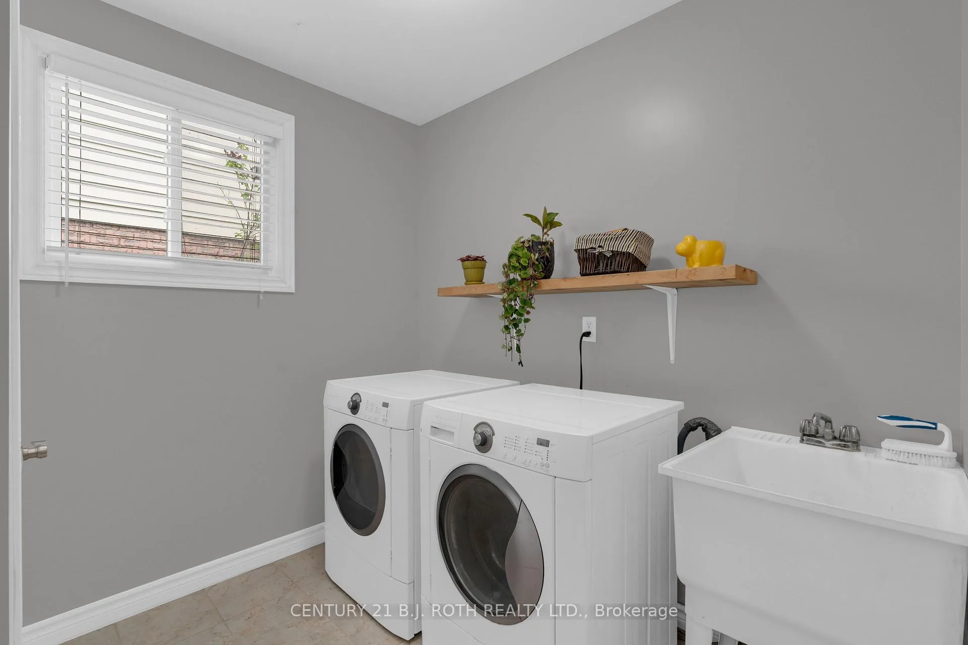 Photo 23 of 37 Laurentian Lane, Orillia — HOMEH