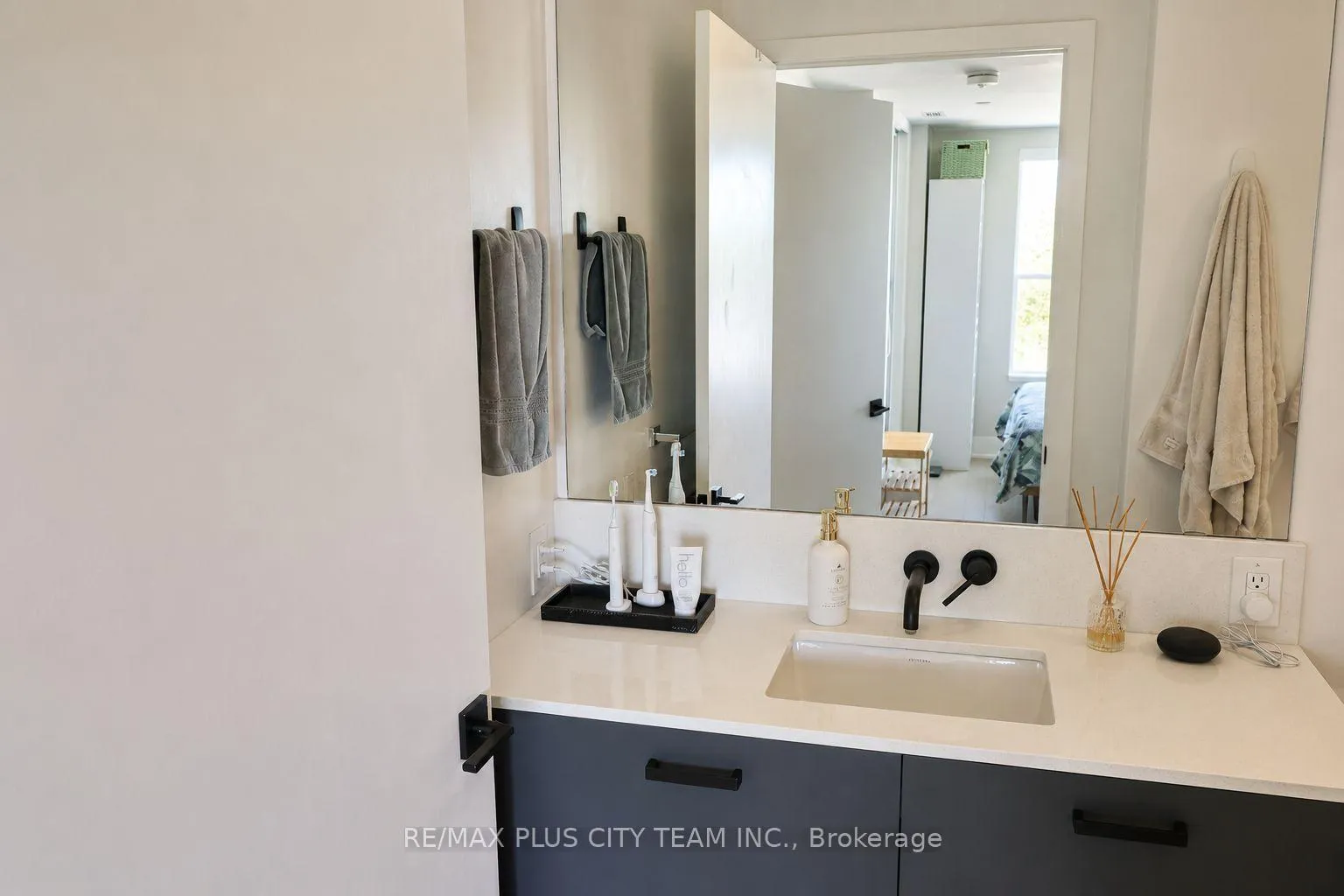 Photo 7 of Unit 507, 1888 Queen Street E, Toronto, The Beaches — HOMEH