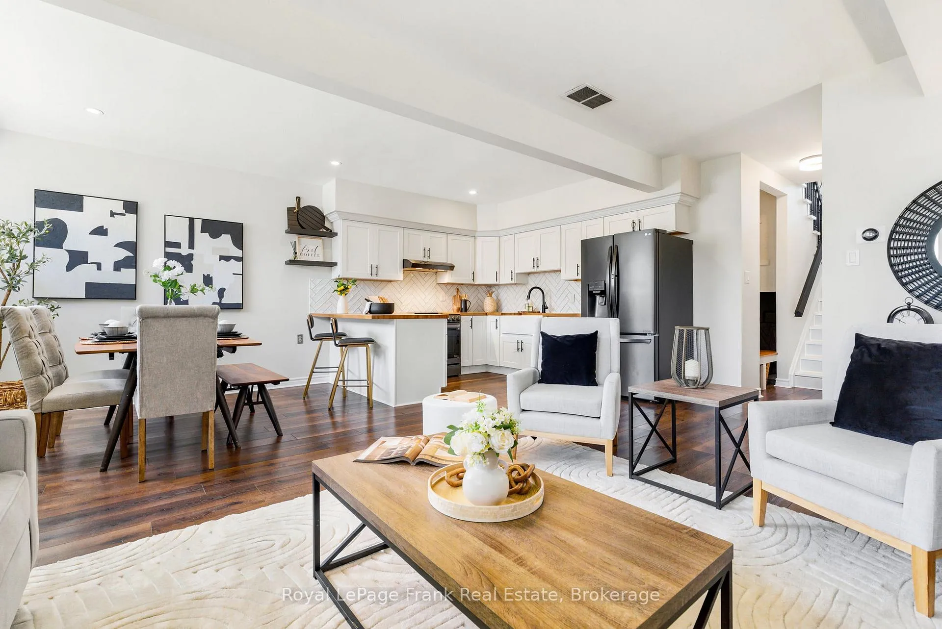 Photo 4 of 72 Broadlands Crescent, Clarington, Courtice — HOMEH
